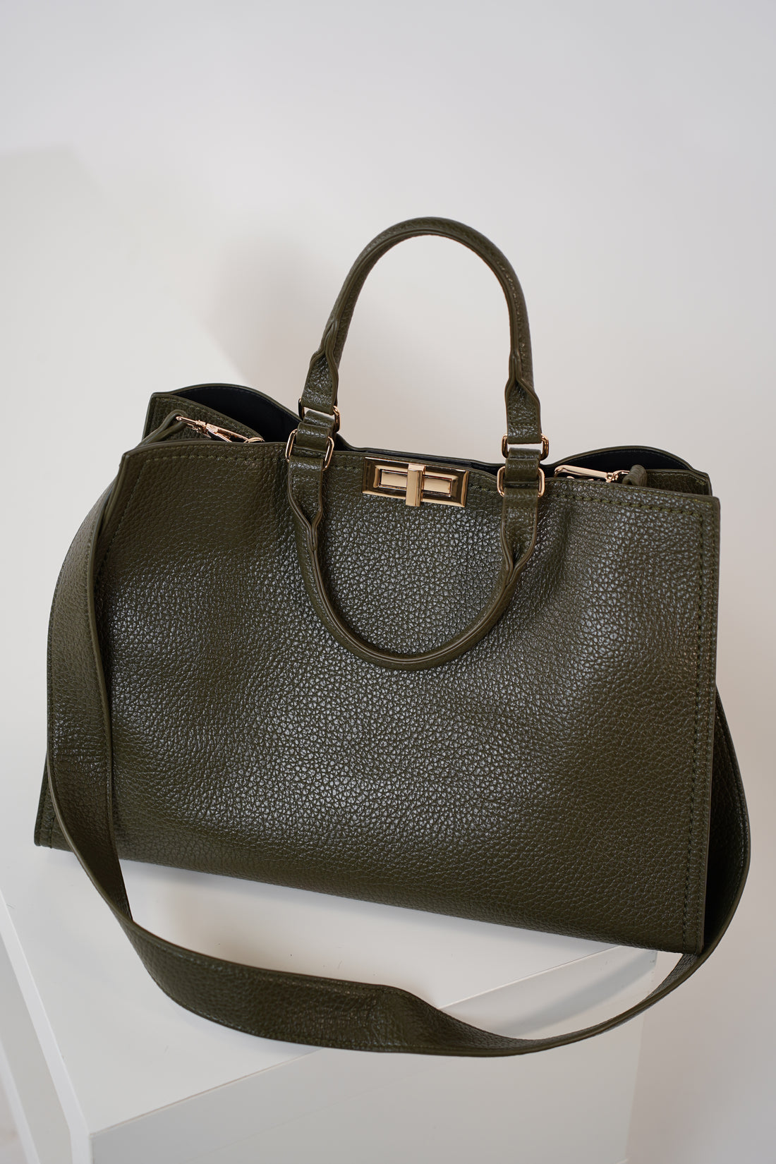 Vanyae Tote Bag – Classic Elegance in Every Detail