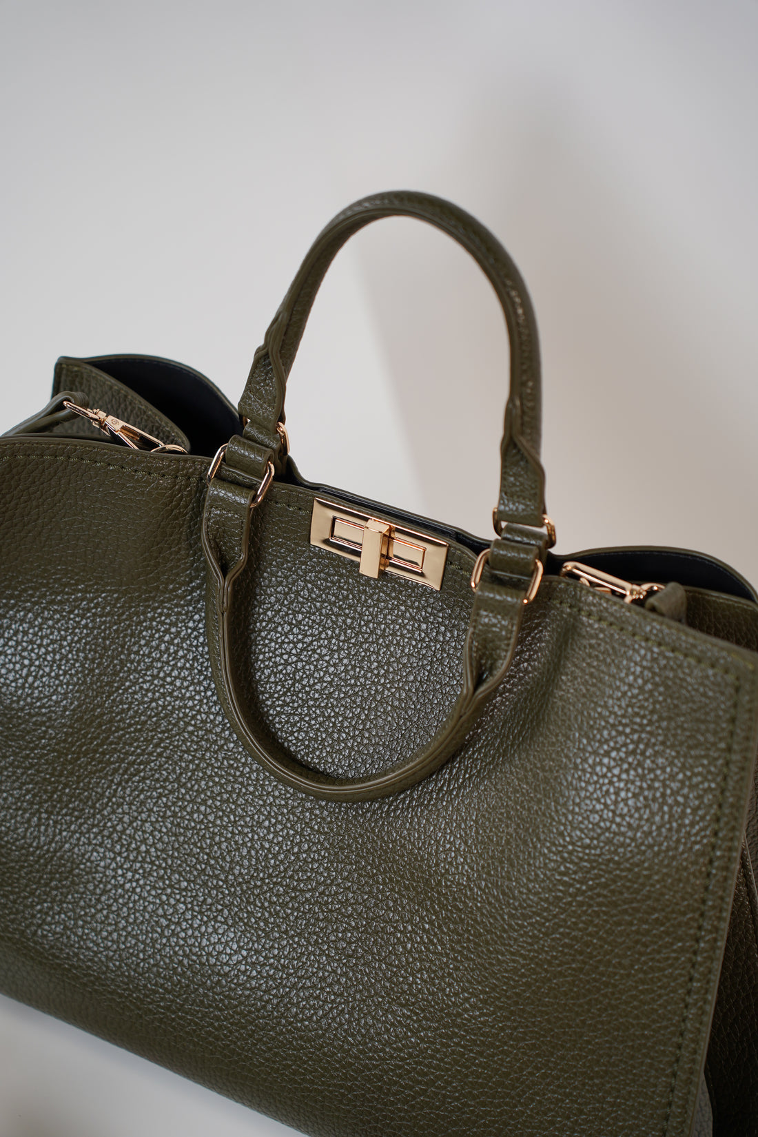 Vanyae Tote Bag – Classic Elegance in Every Detail