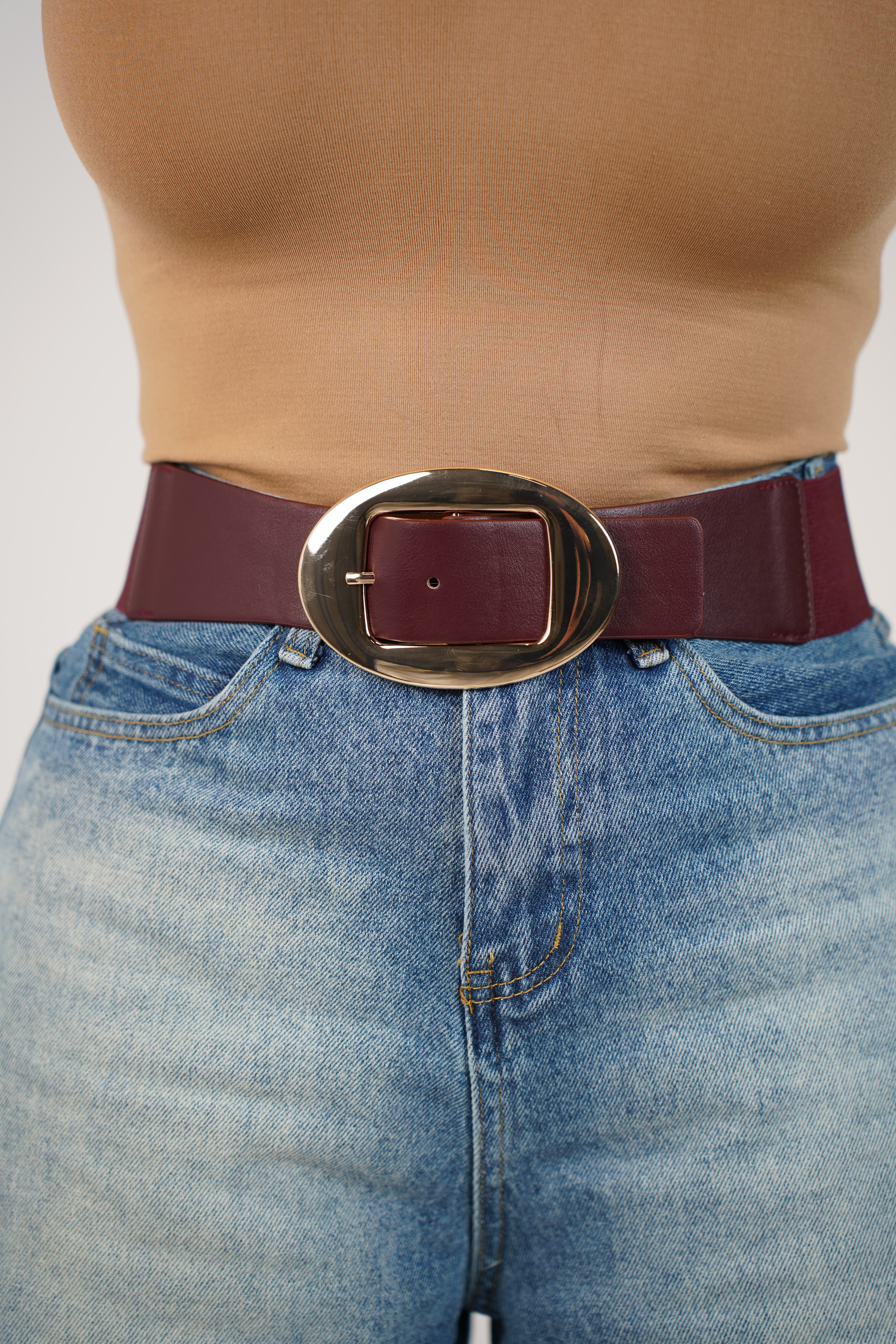 Rhen Oval Buckle Belt – Bold Shape, Effortless Definition