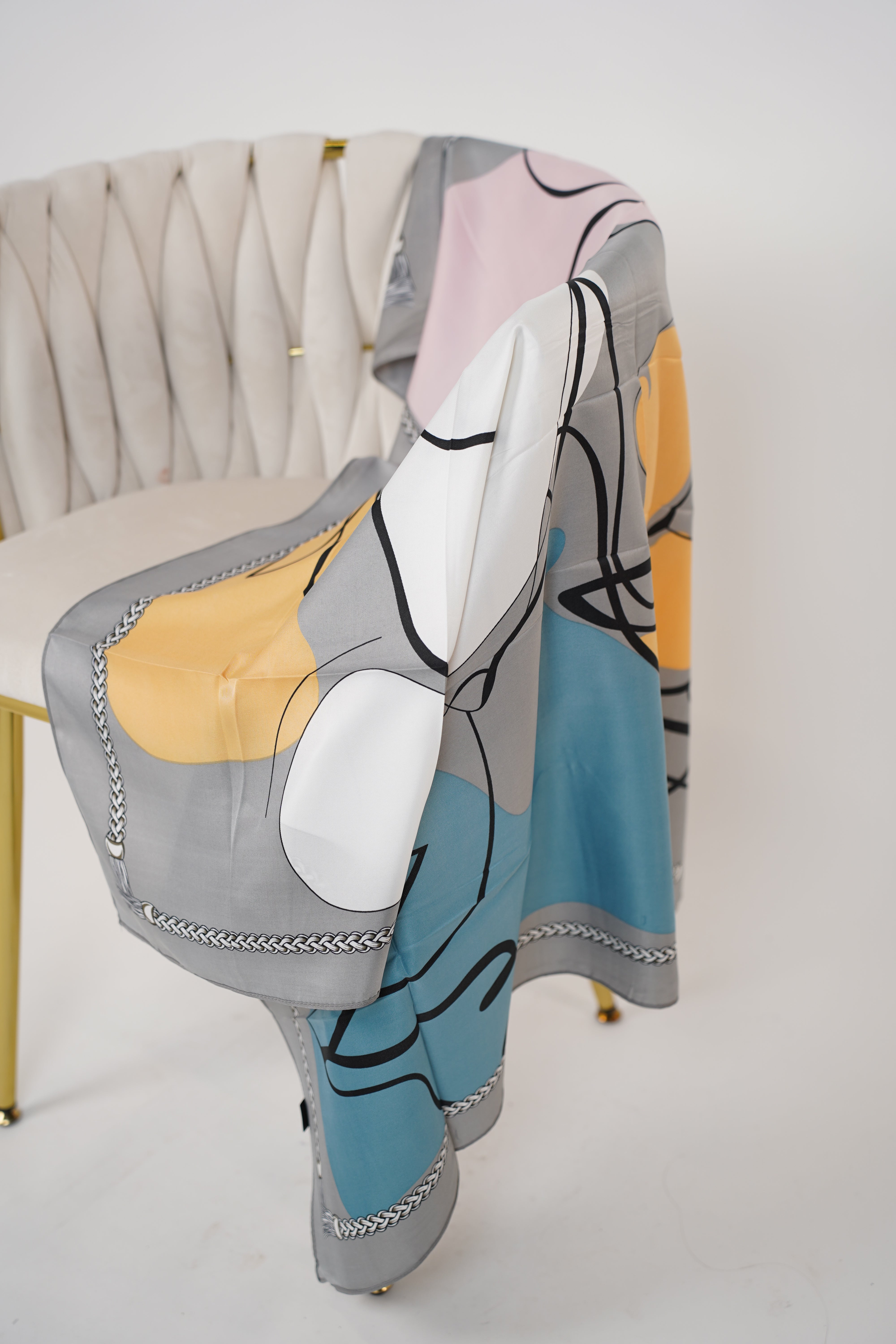 Versatile Patterned Scarf – Multi-Way Styling Accessory