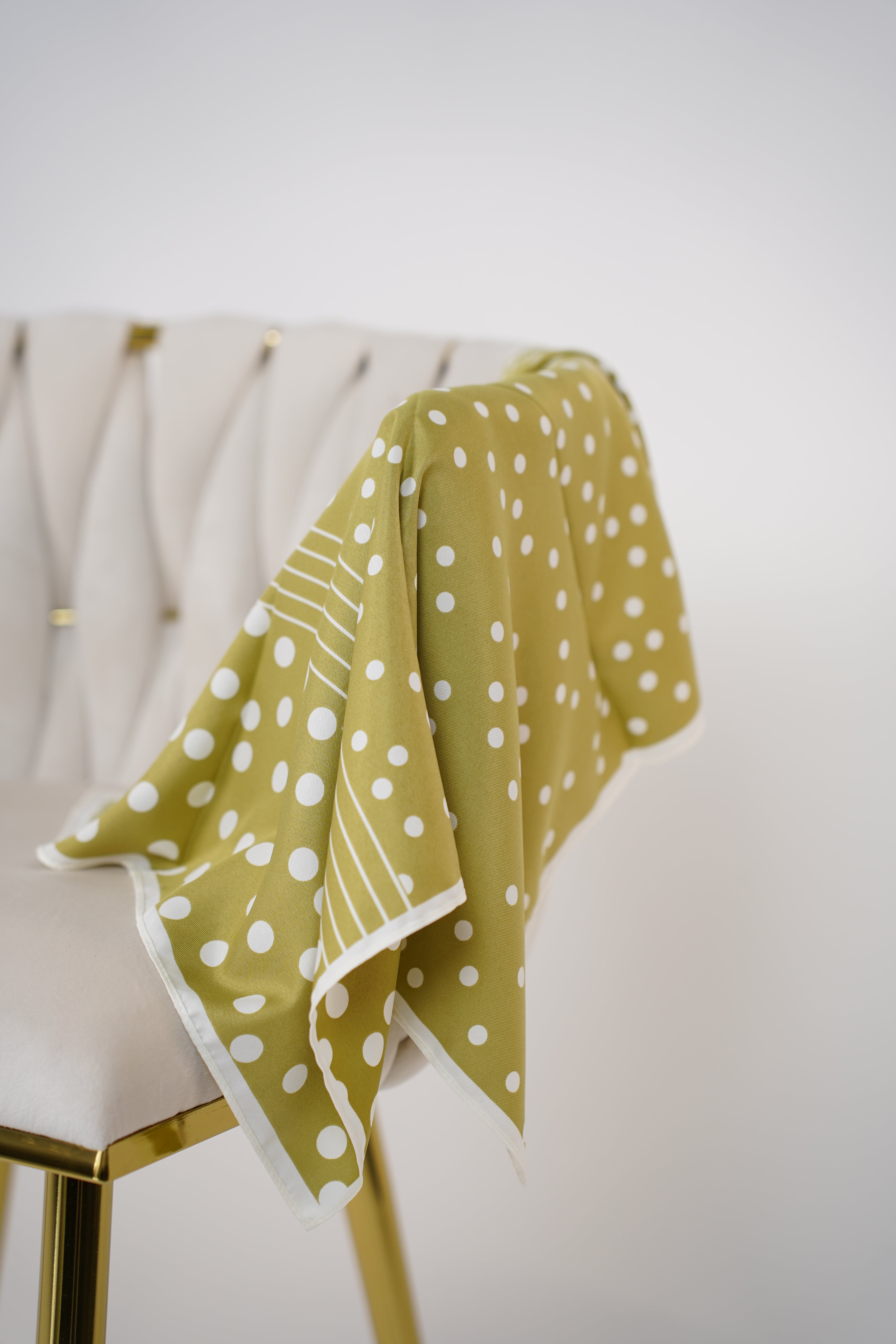 Versatile Patterned Scarf – Multi-Way Styling Accessory