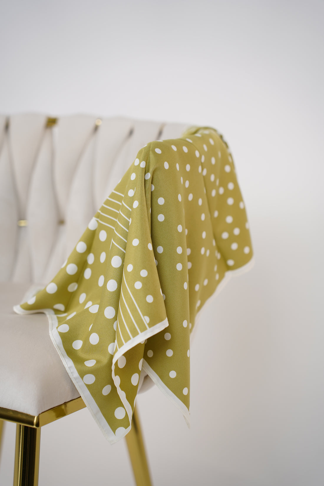 Versatile Patterned Scarf – Multi-Way Styling Accessory