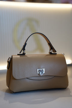 Bolso Zaria Not So Basic – Elegancia estructurada con un toque original