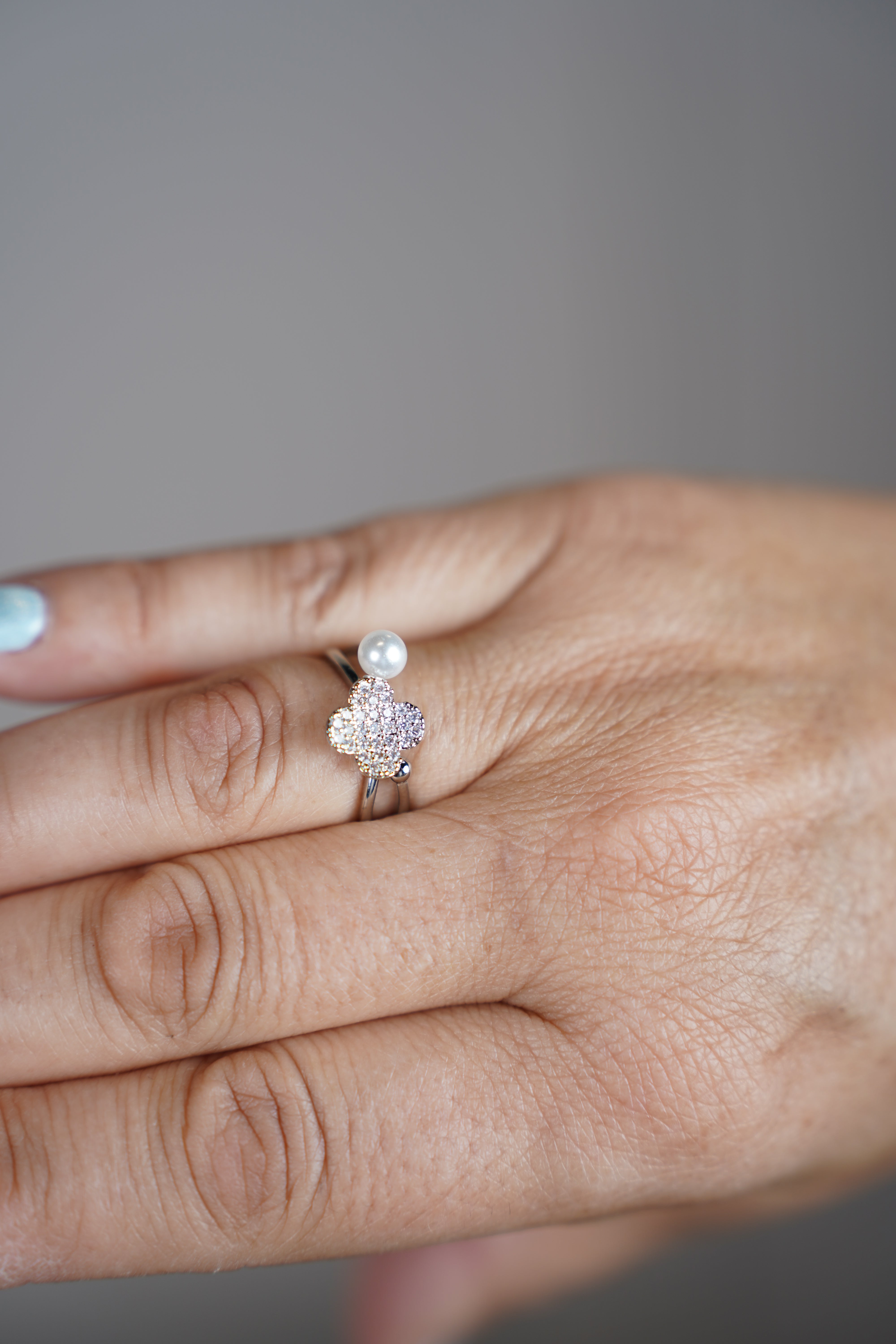 Noris Flower Ring – Delicate Sparkle with a Feminine Touch