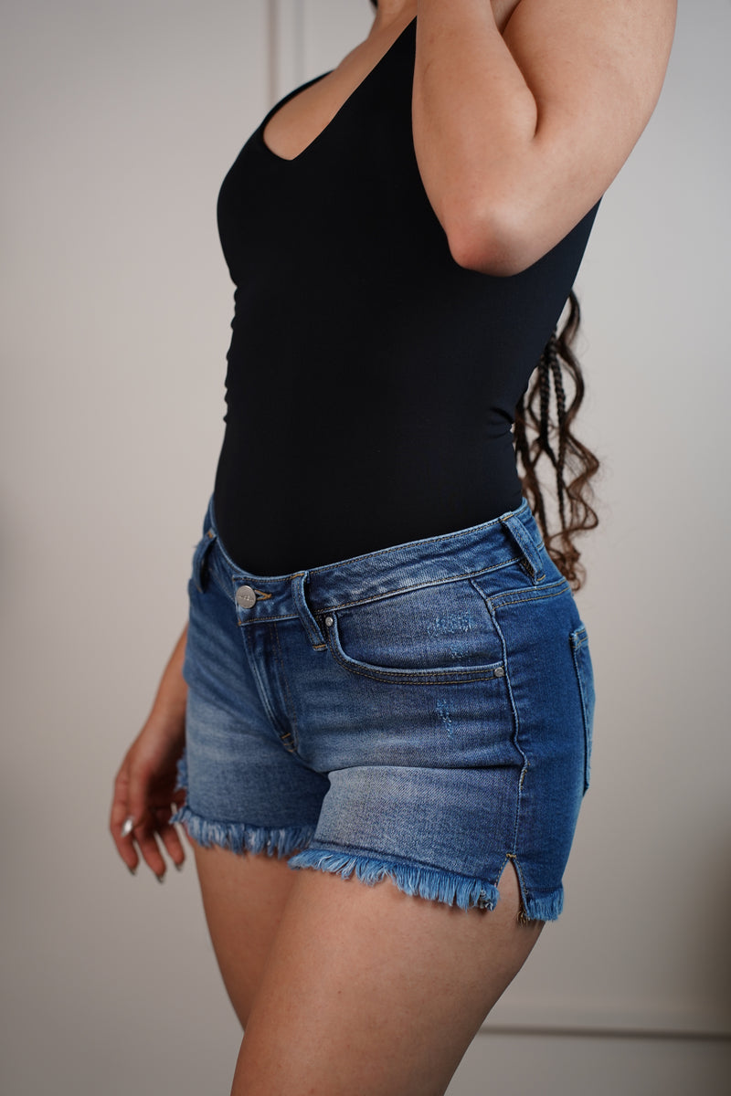 Elin Mid-Rise Shorts – Classic Blue Denim with Raw Hem