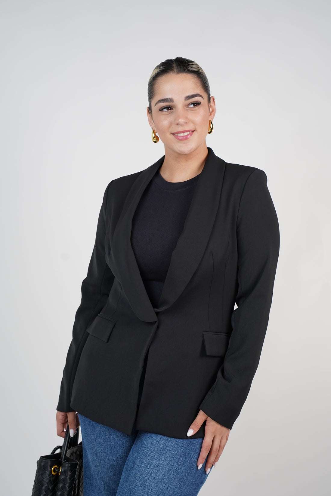 Vesla Solid Blazer – Chic, Clean & Timeless