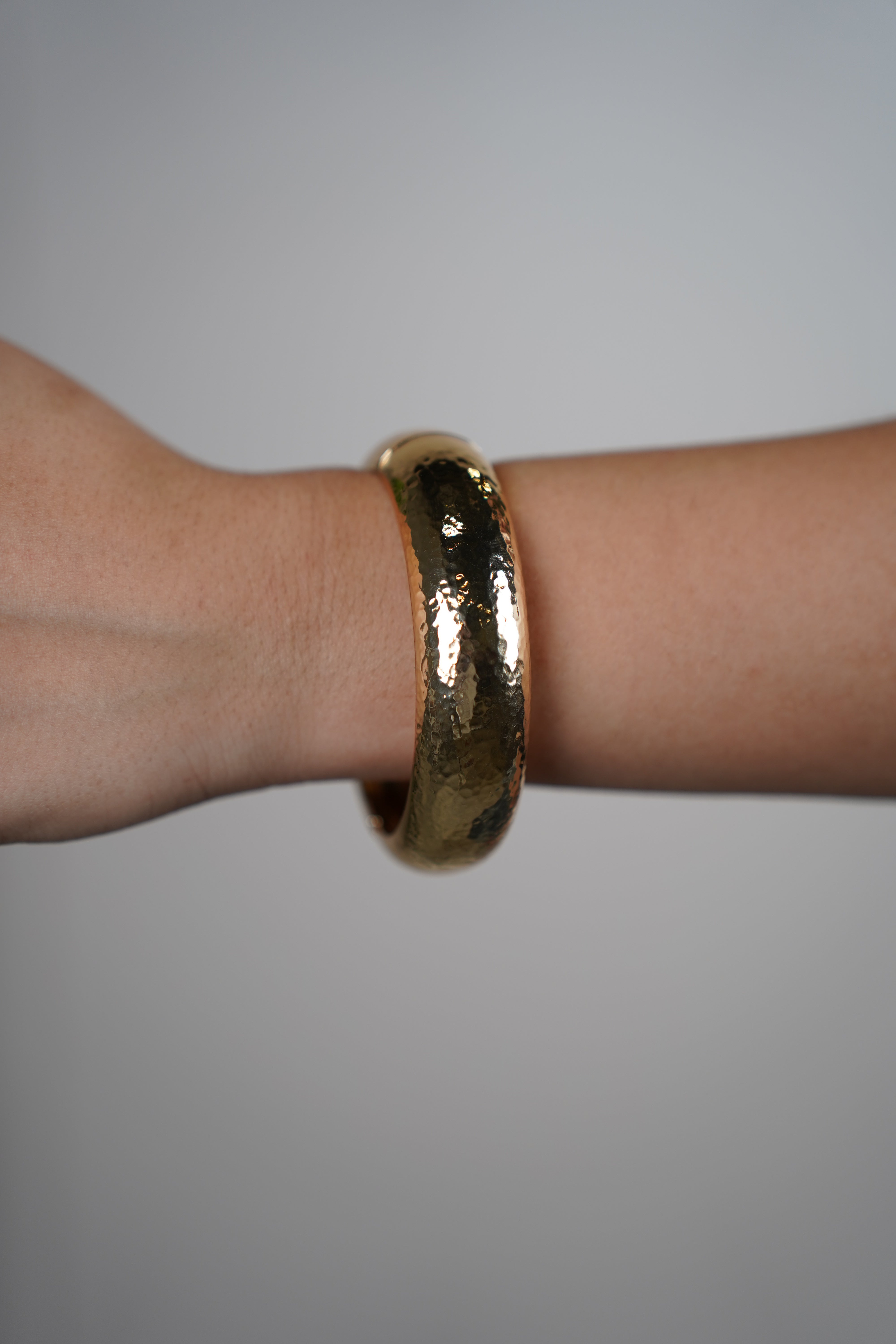 Ovia Textured Bracelet – Bold Hammered Gold Bangle