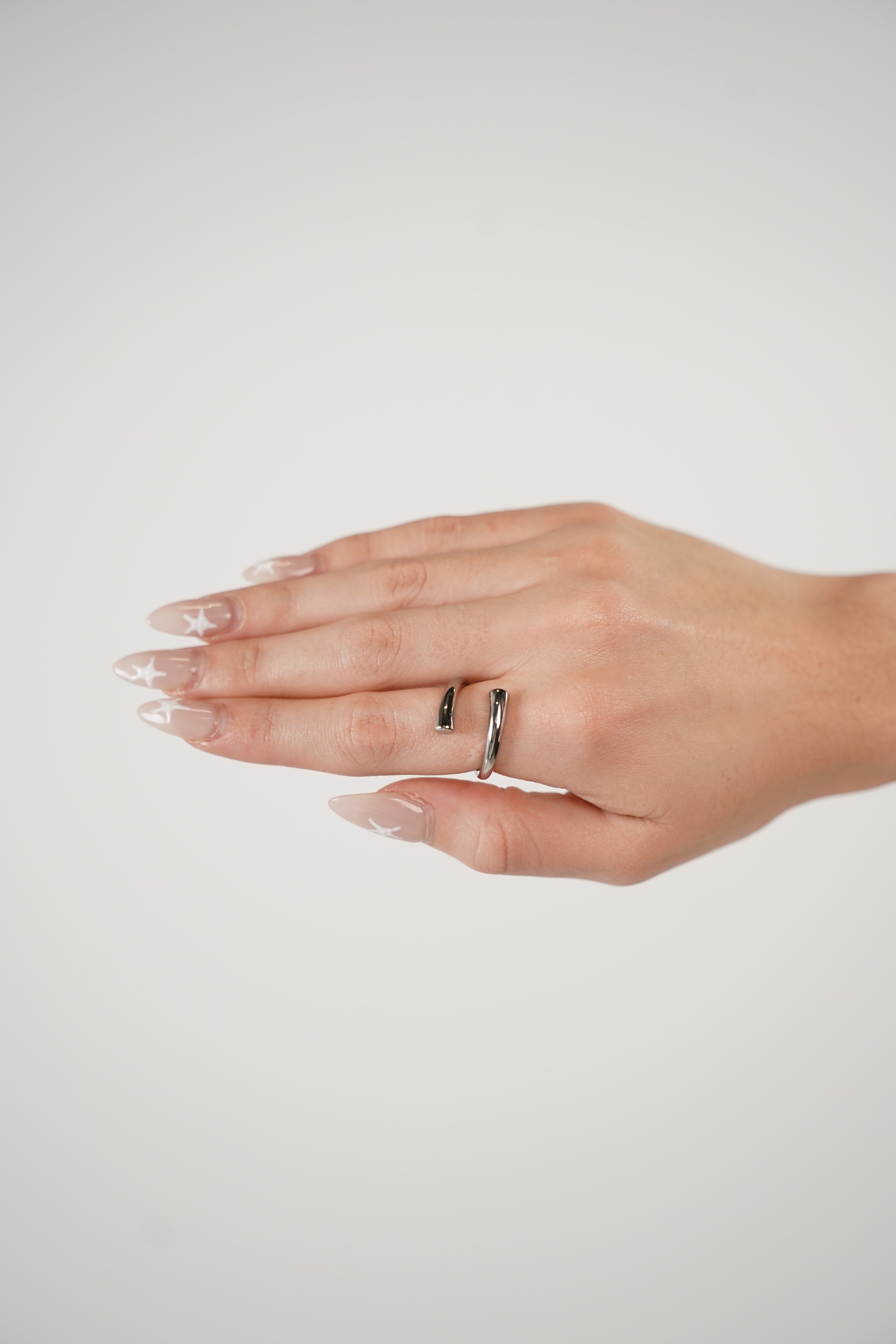 Vilo Asymmetrical Ring – Sleek. Bold. Minimal.
