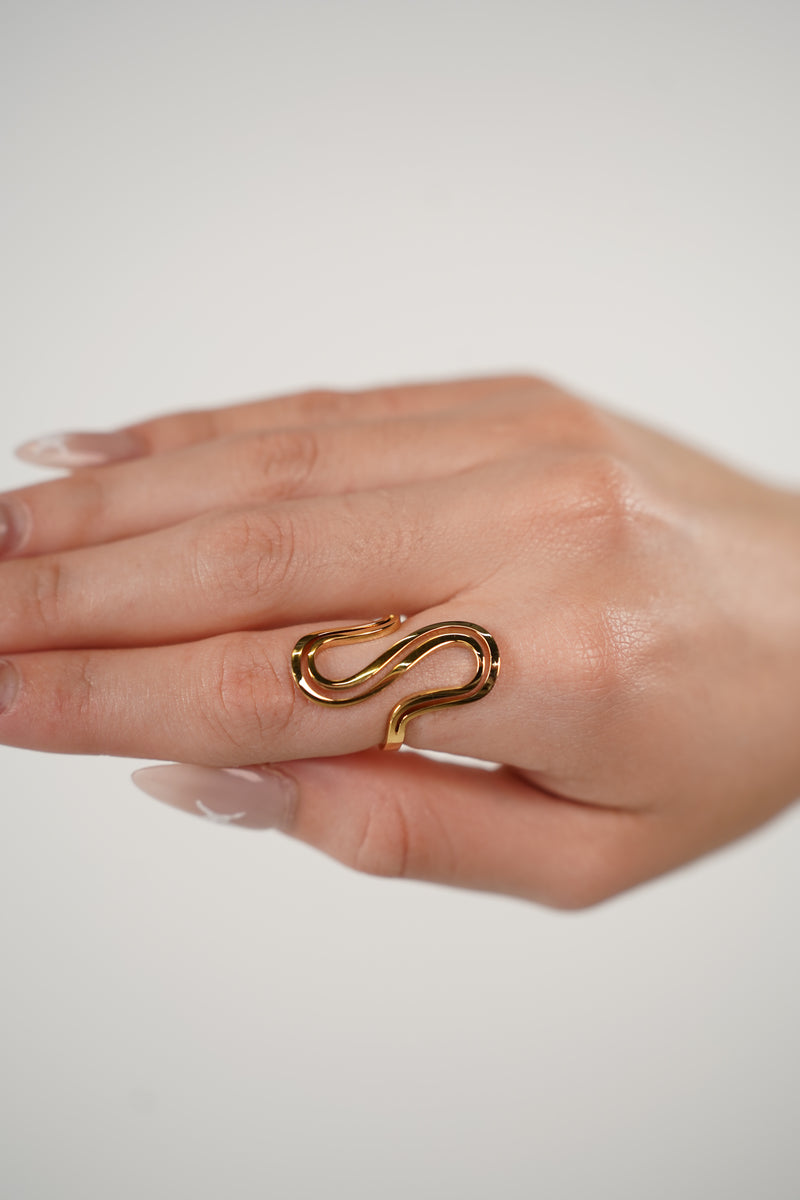 Keyla Loop Ring – Sculpted Gold Elegance