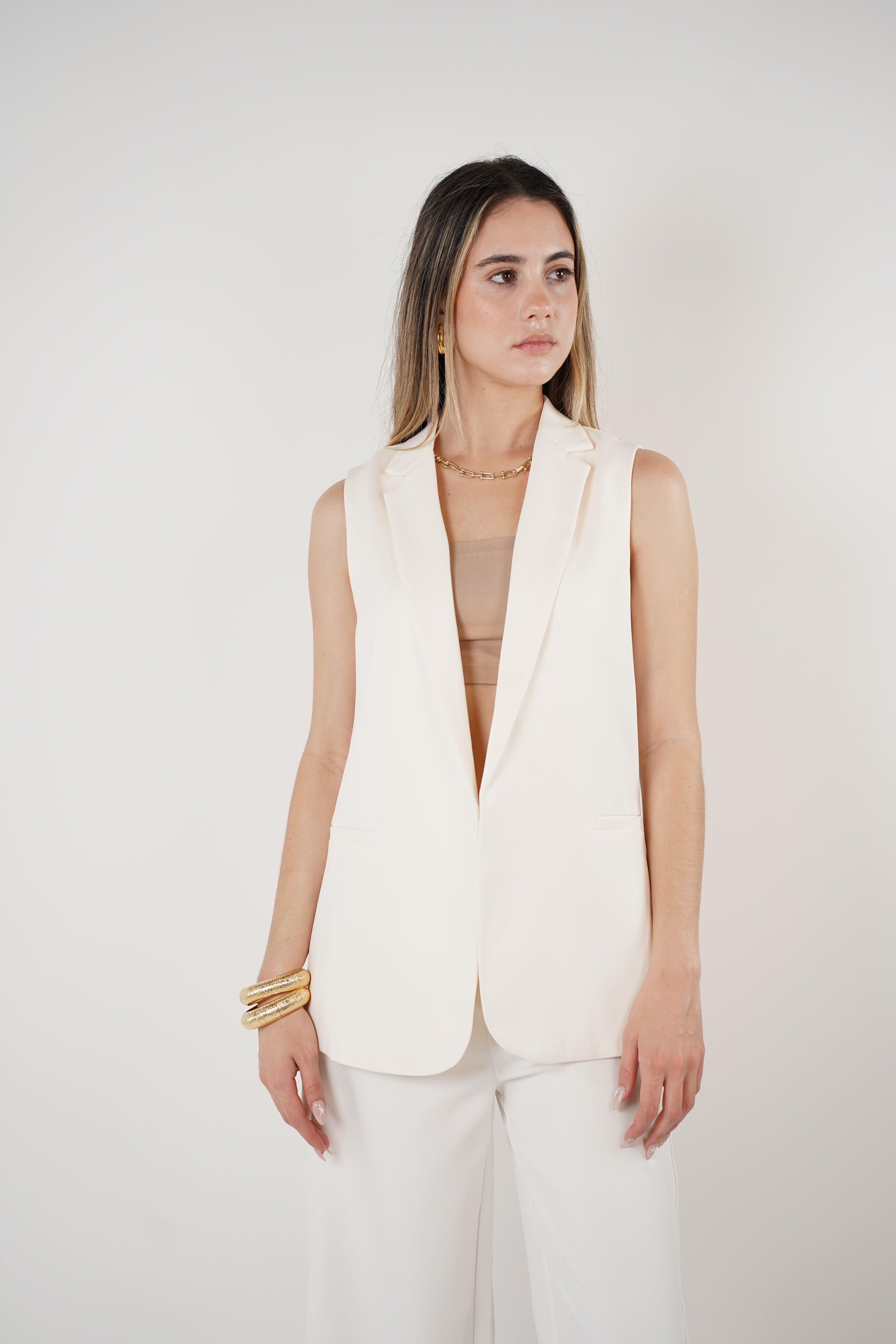 Zyra Sleeveless Vest – Structured Sophistication in a Sleek Cut