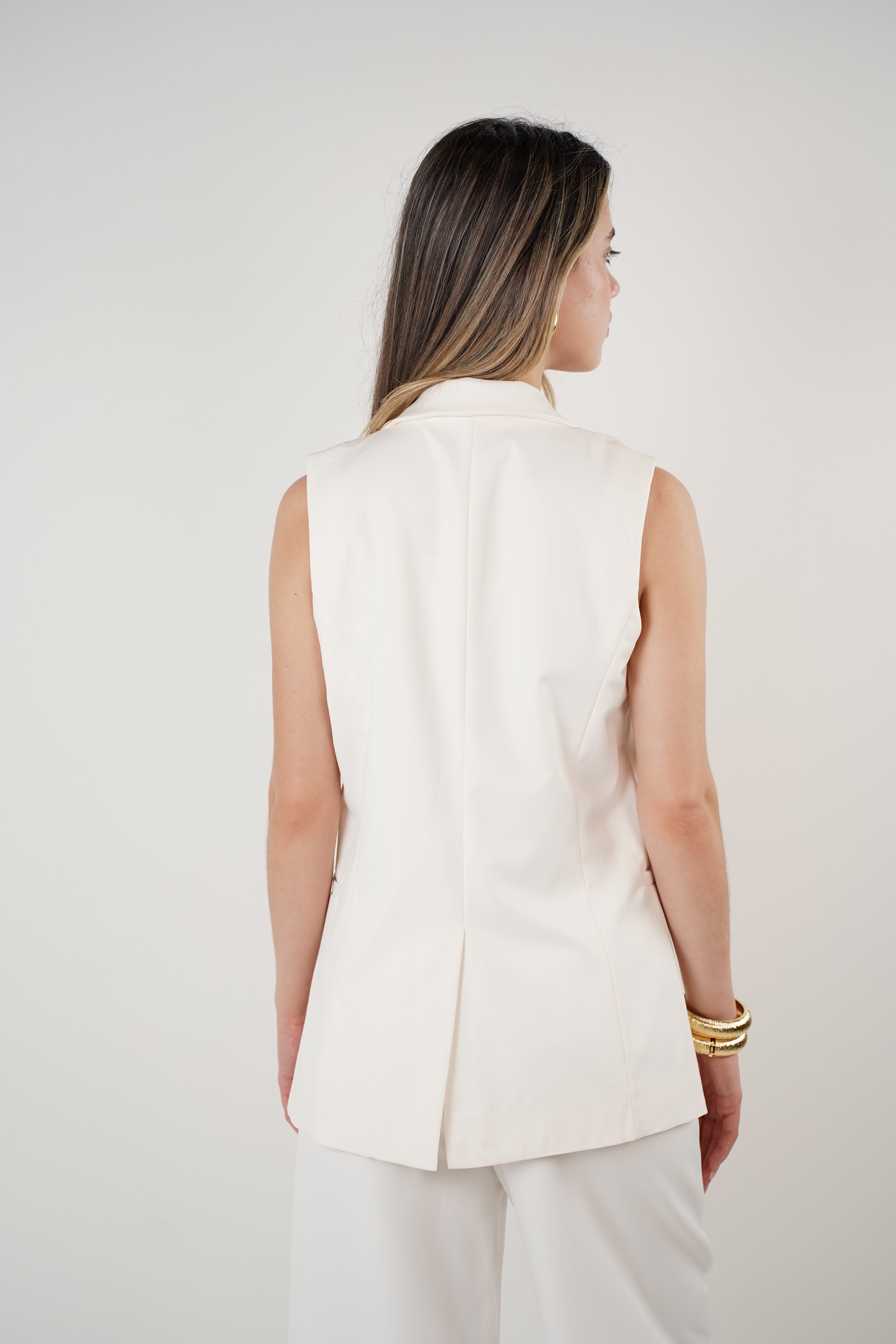Zyra Sleeveless Vest – Structured Sophistication in a Sleek Cut