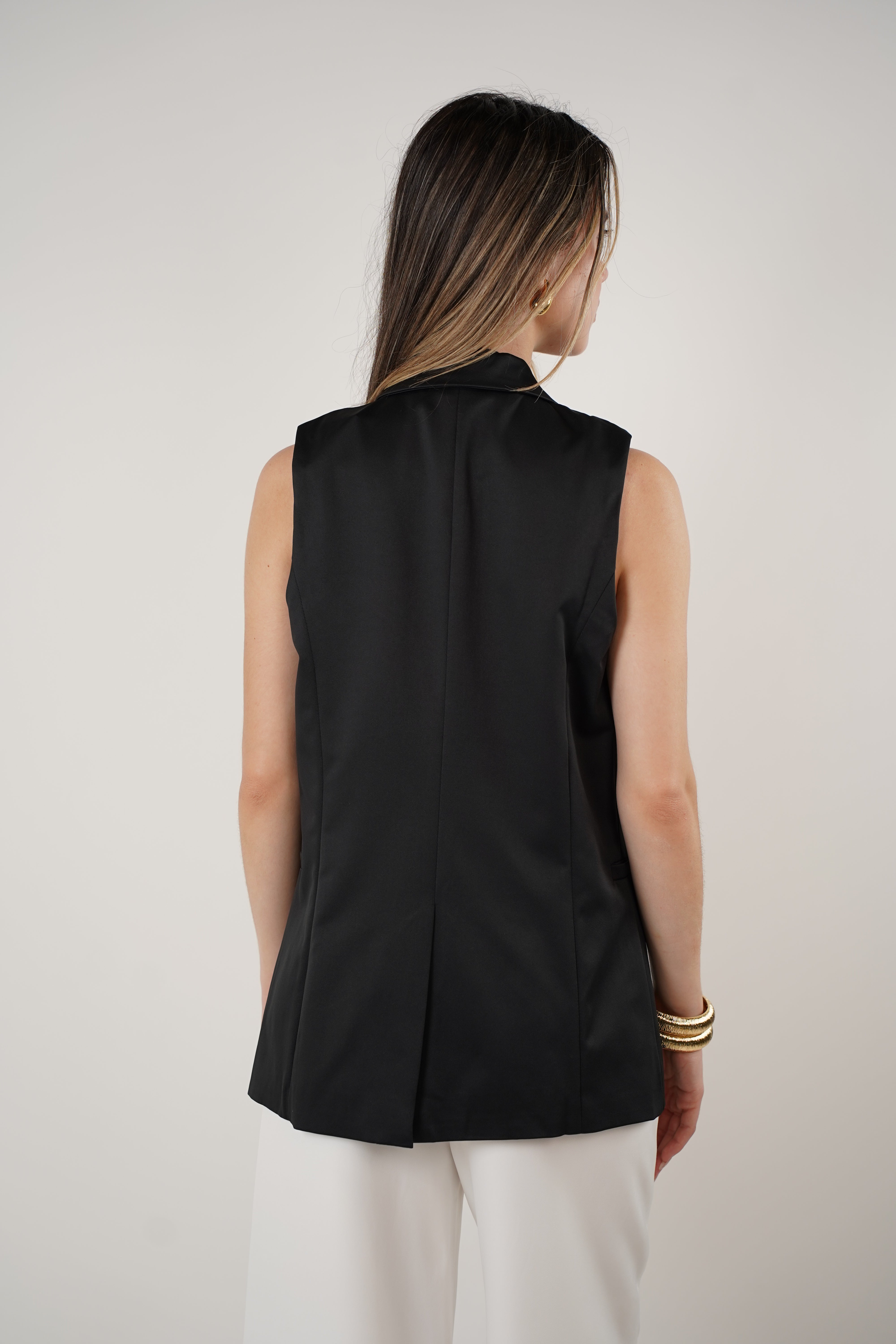 Zyra Sleeveless Vest – Structured Sophistication in a Sleek Cut