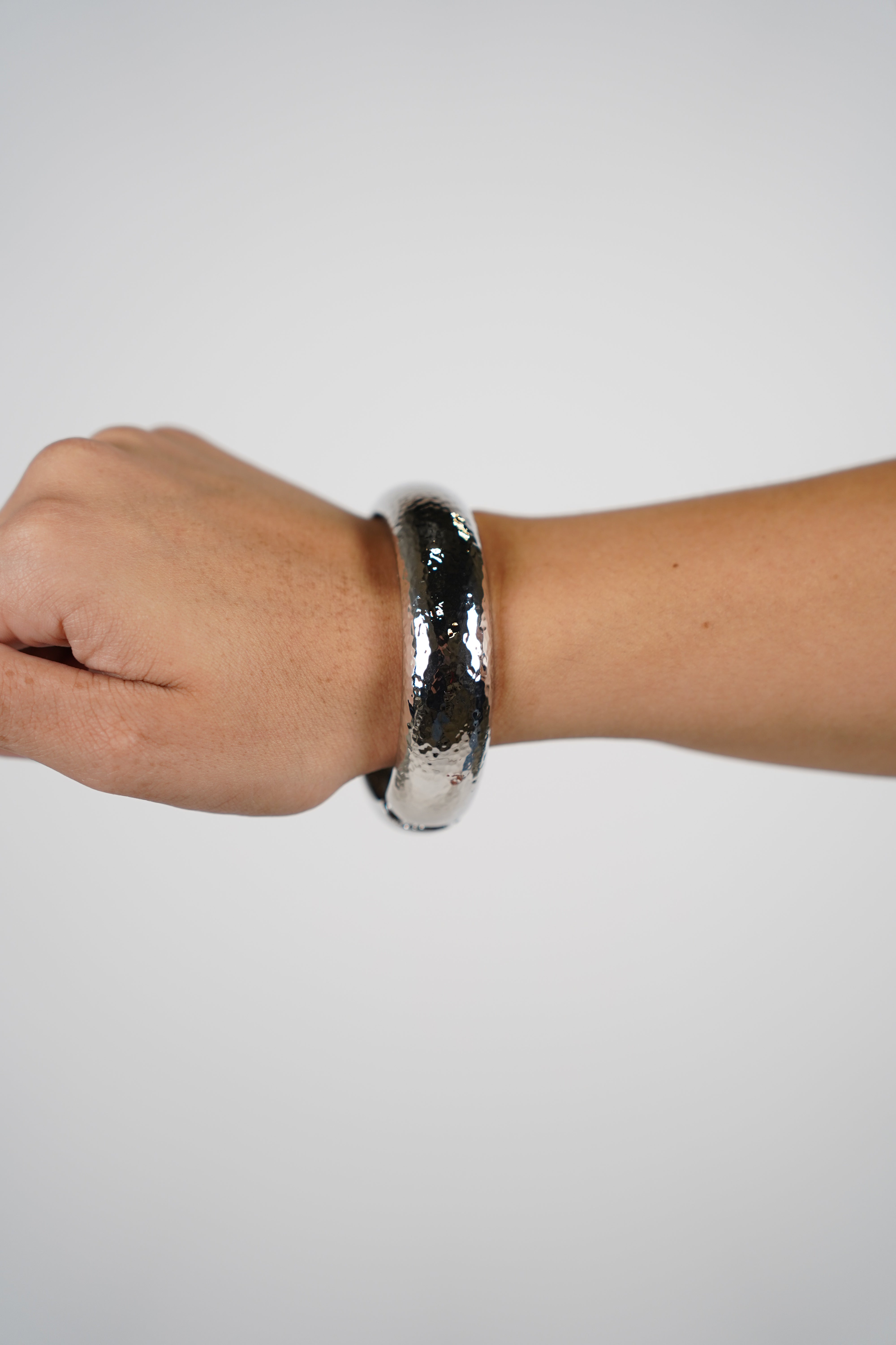 Ovia Textured Bracelet – Bold Hammered Gold Bangle