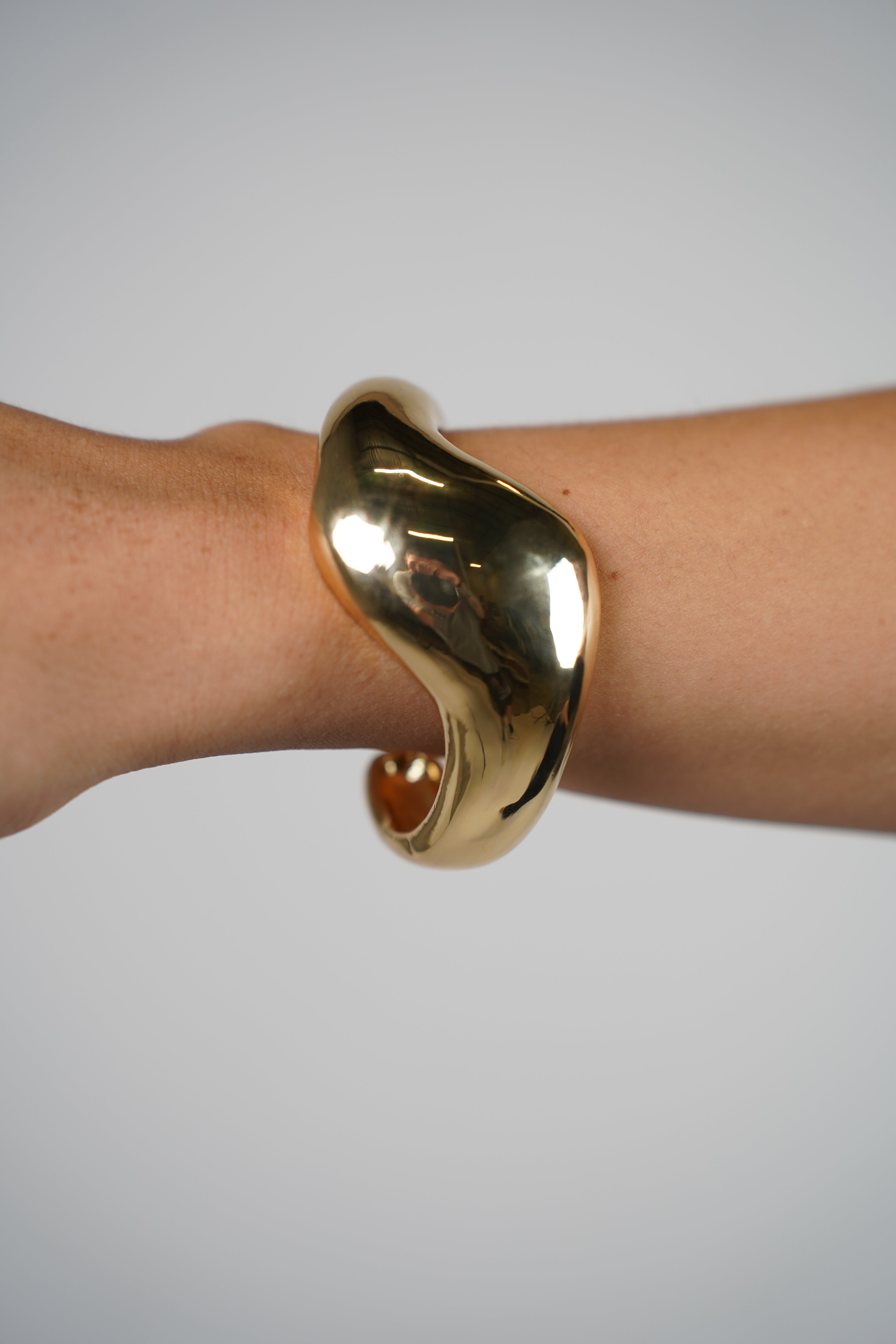 Zoya Thick Bracelet – Bold Sculptural Shine