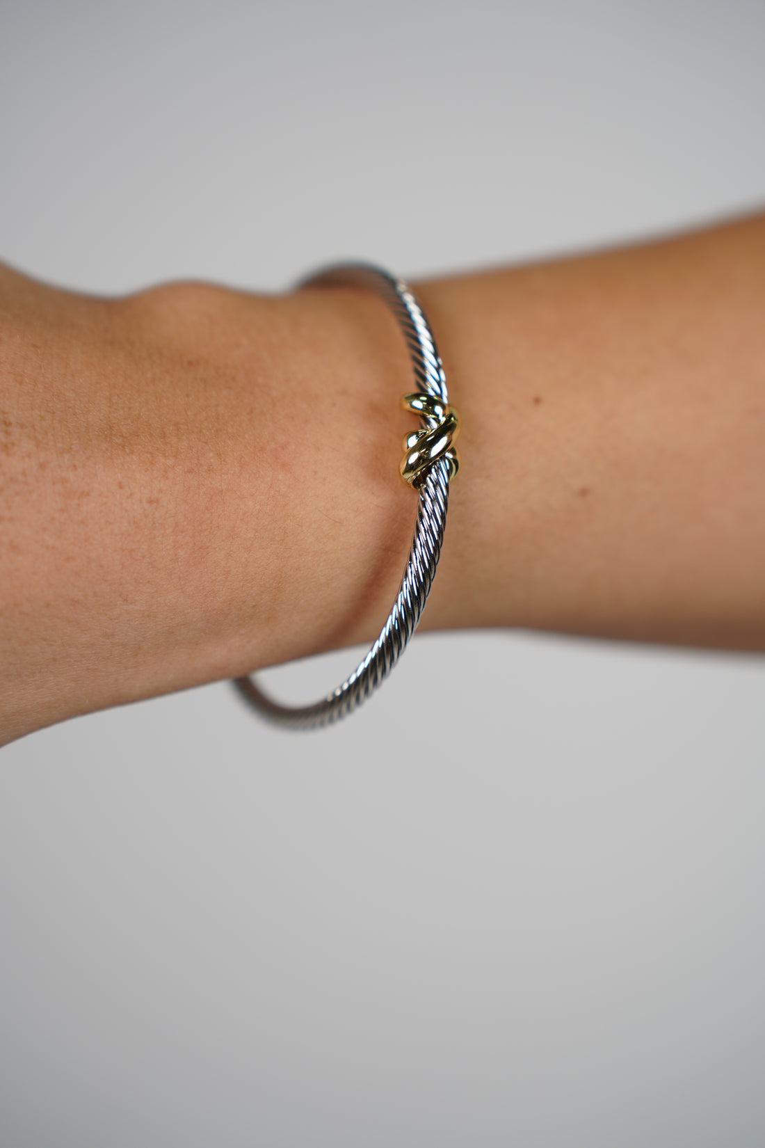 Runi Cross Bracelet – Sleek Cable Bangle with Golden Knot Accent