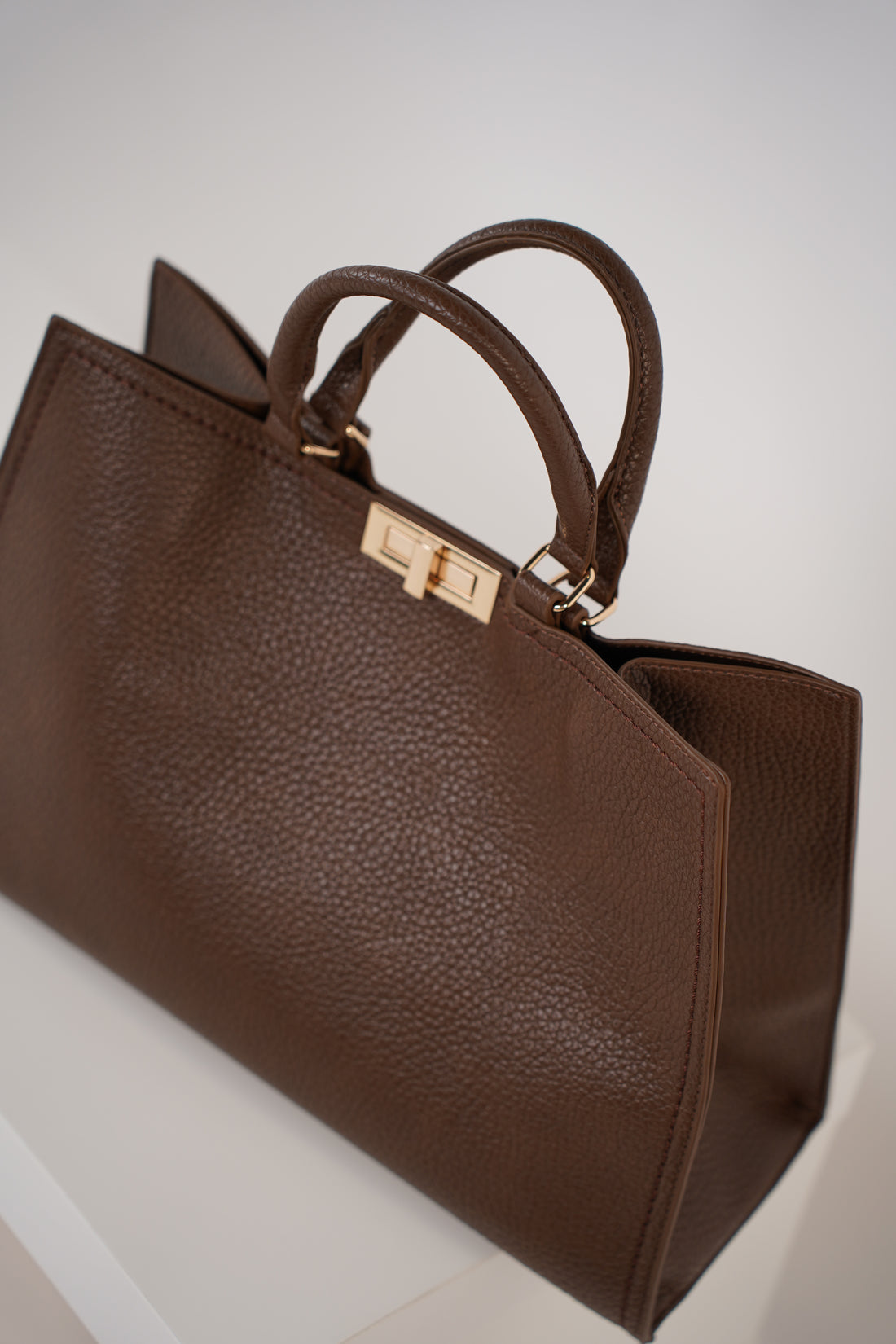 Vanyae Tote Bag – Classic Elegance in Every Detail
