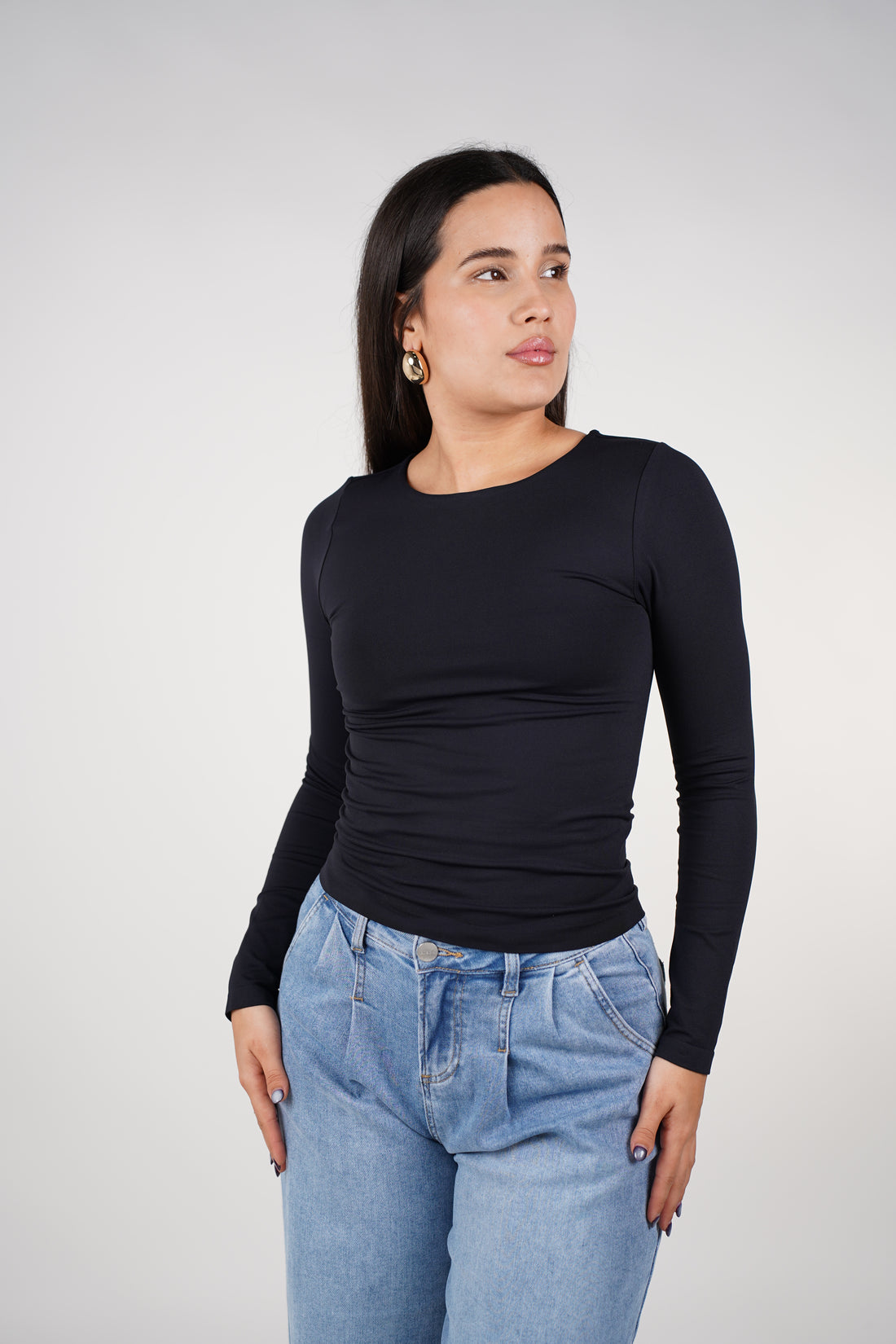 Xalei Basic Round Neck Long Sleeve – Smooth, Sleek & Essential