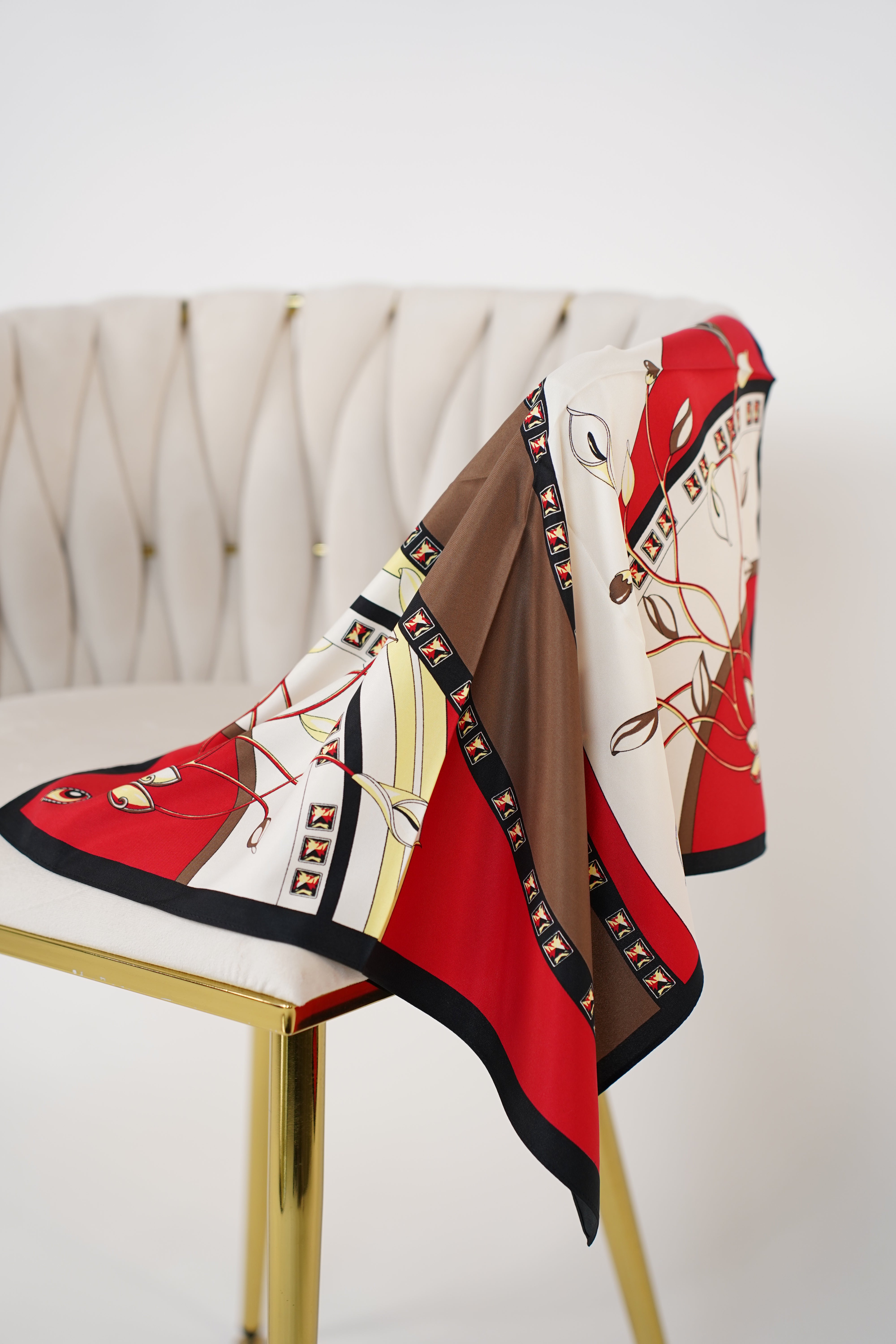 Versatile Patterned Scarf – Multi-Way Styling Accessory