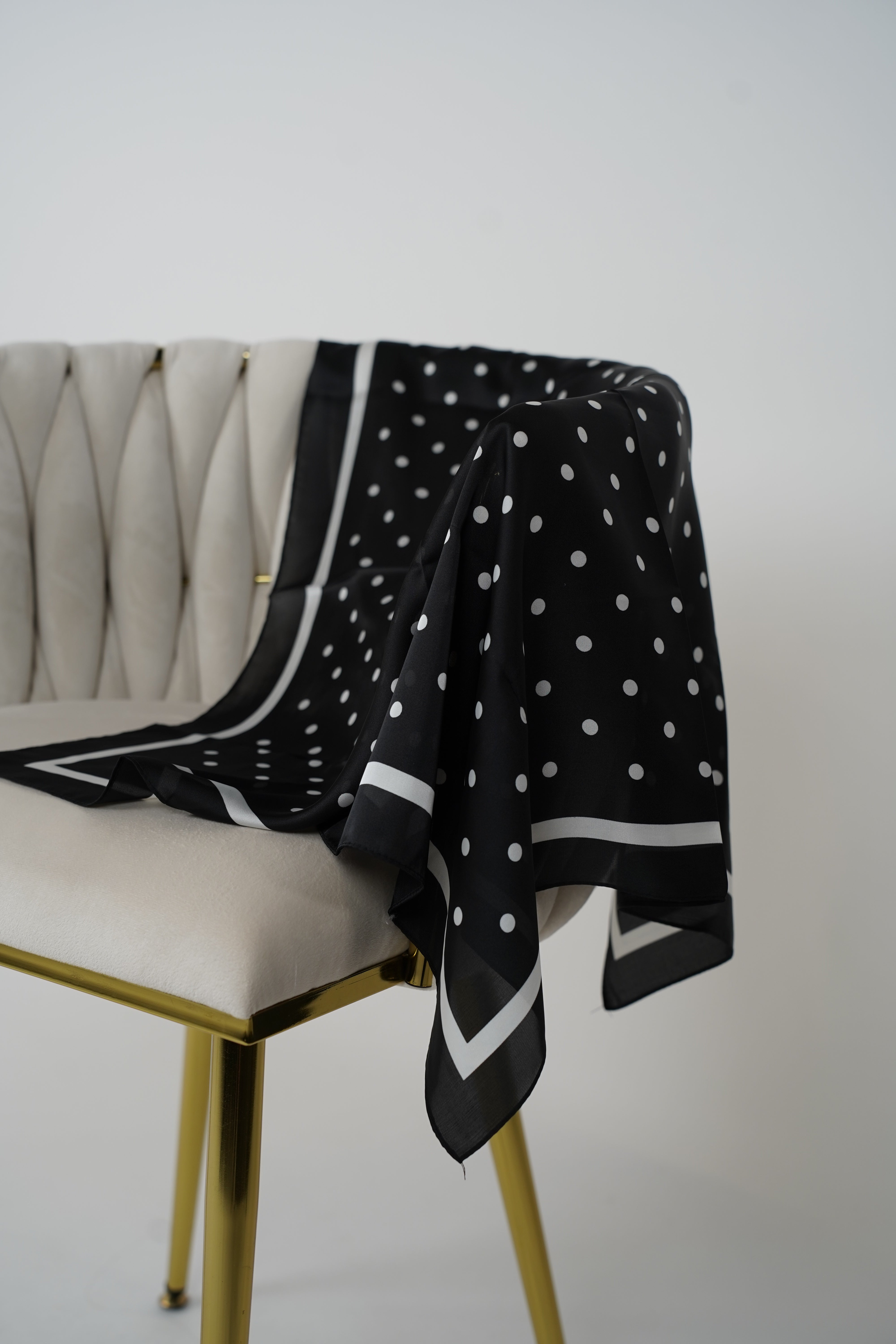 Versatile Patterned Scarf – Multi-Way Styling Accessory