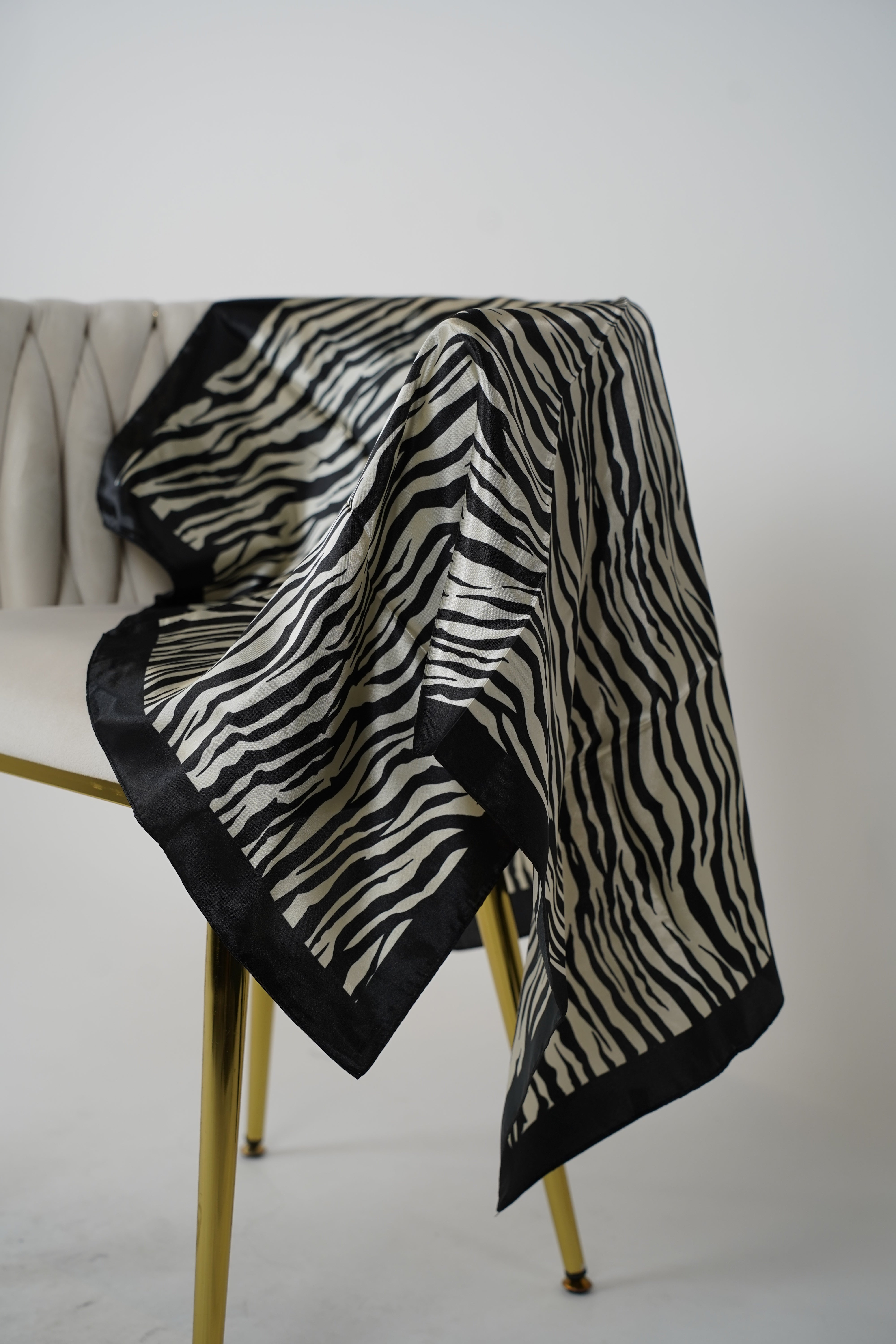 Versatile Patterned Scarf – Multi-Way Styling Accessory