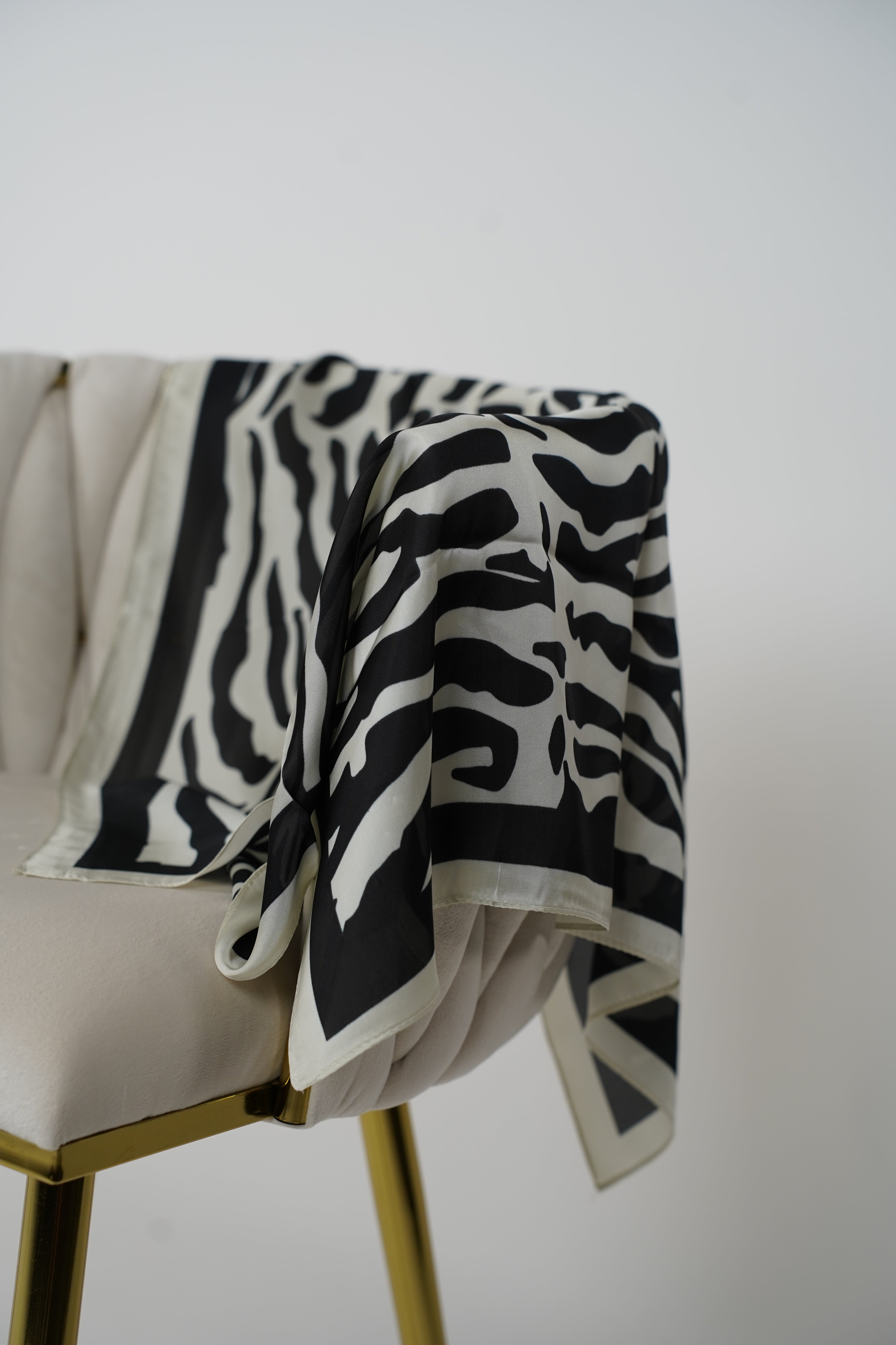 Versatile Patterned Scarf – Multi-Way Styling Accessory