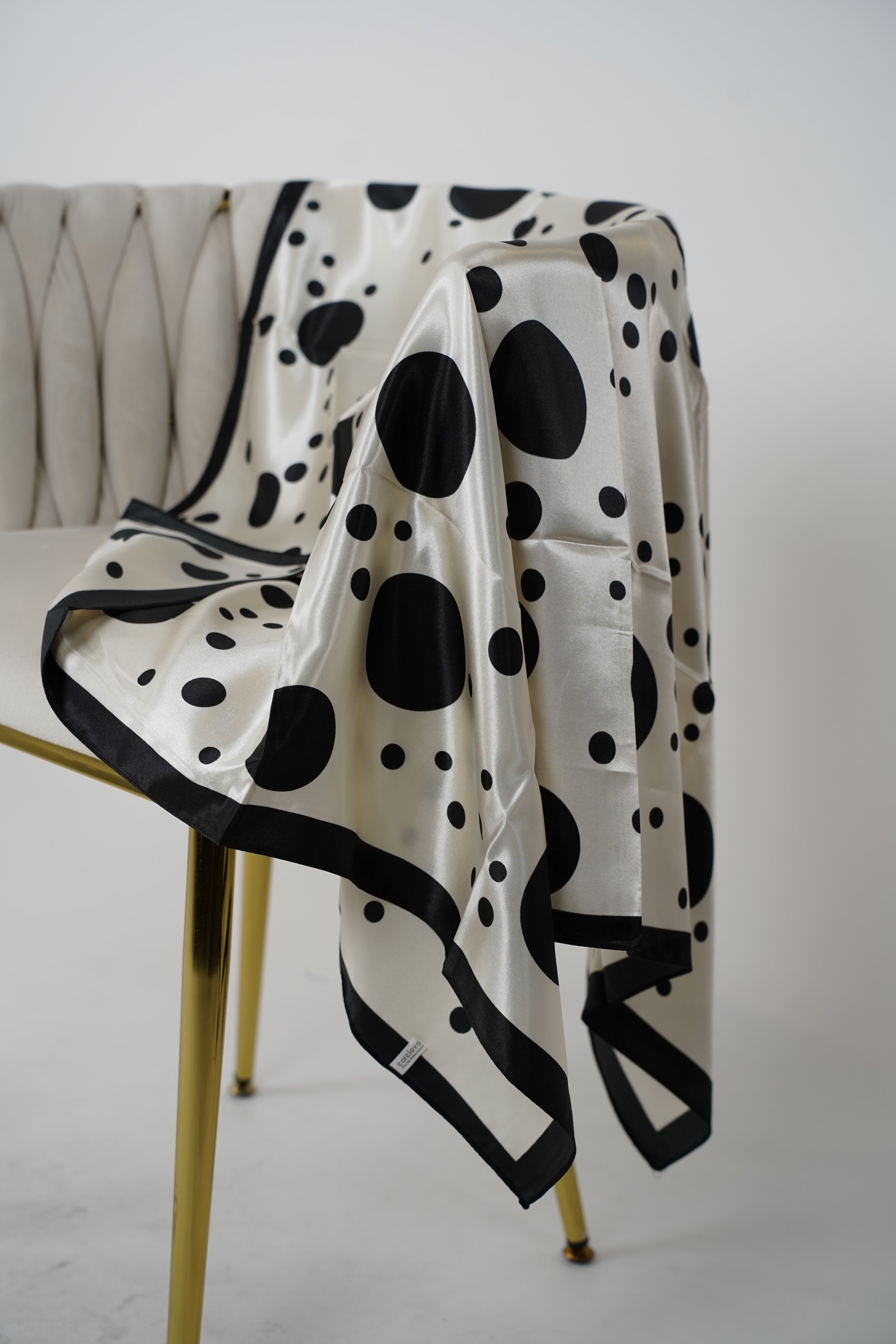 Versatile Patterned Scarf – Multi-Way Styling Accessory