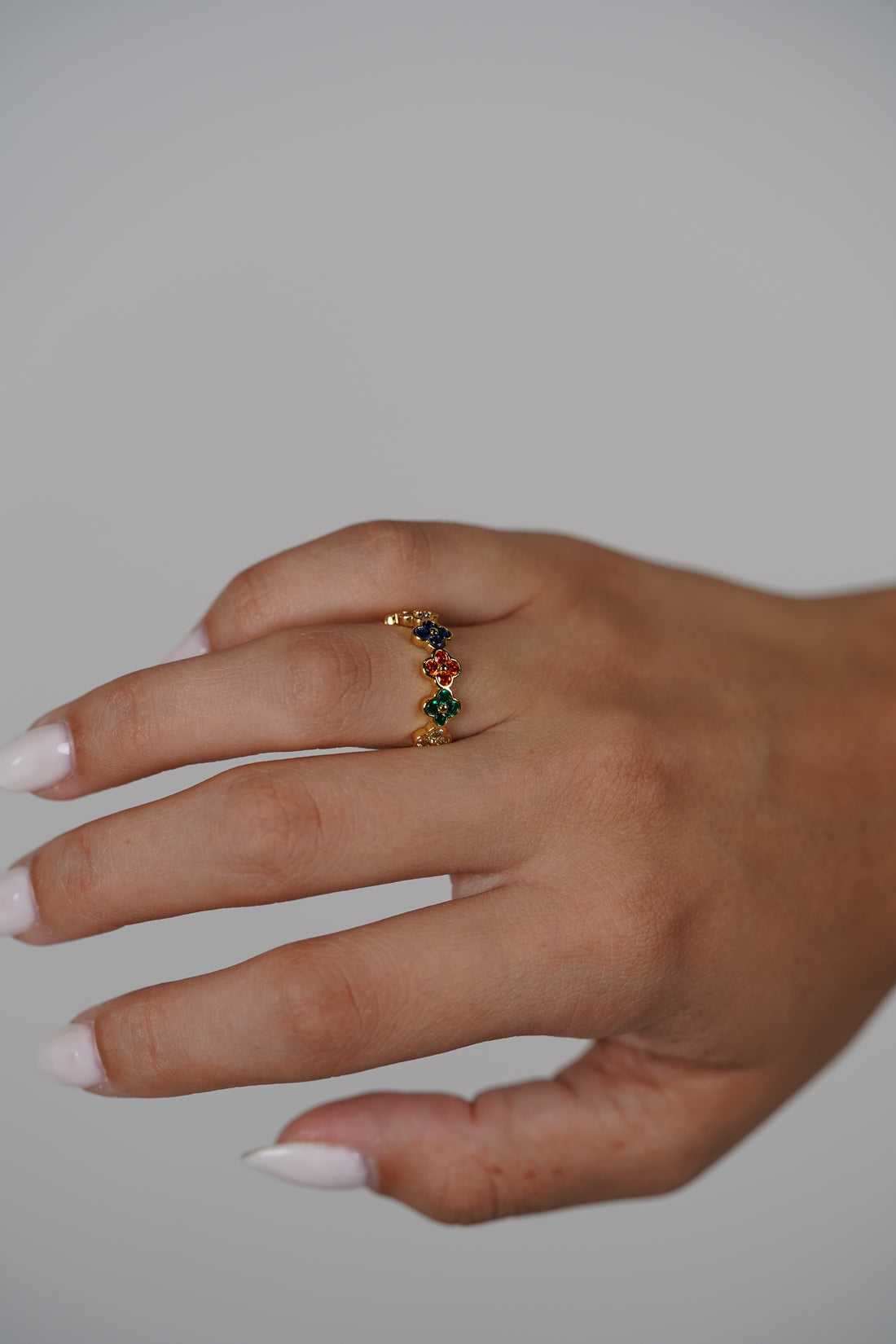 Voura Ring – Rainbow Clover Accent Band