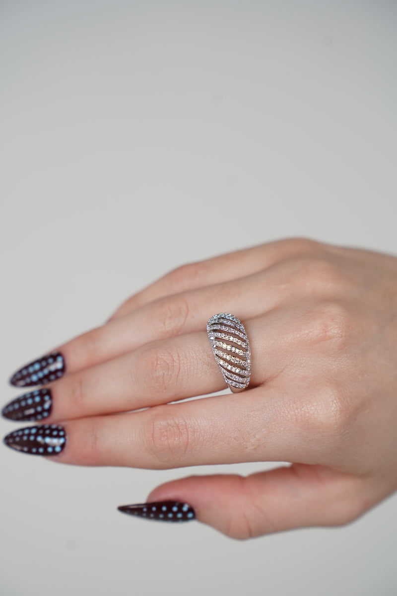 Kynel Shinny Ring – Striped Sparkle Elegance