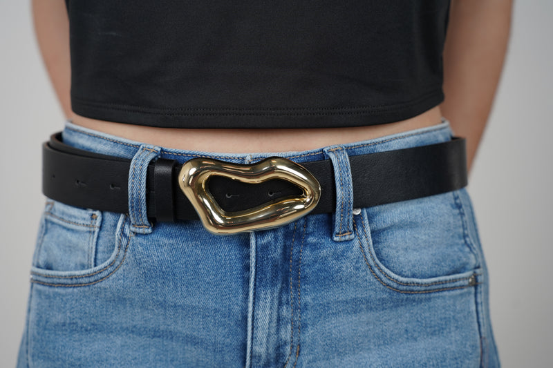 Ravea Belt – Sculptural Gold Buckle on Black Faux Leather