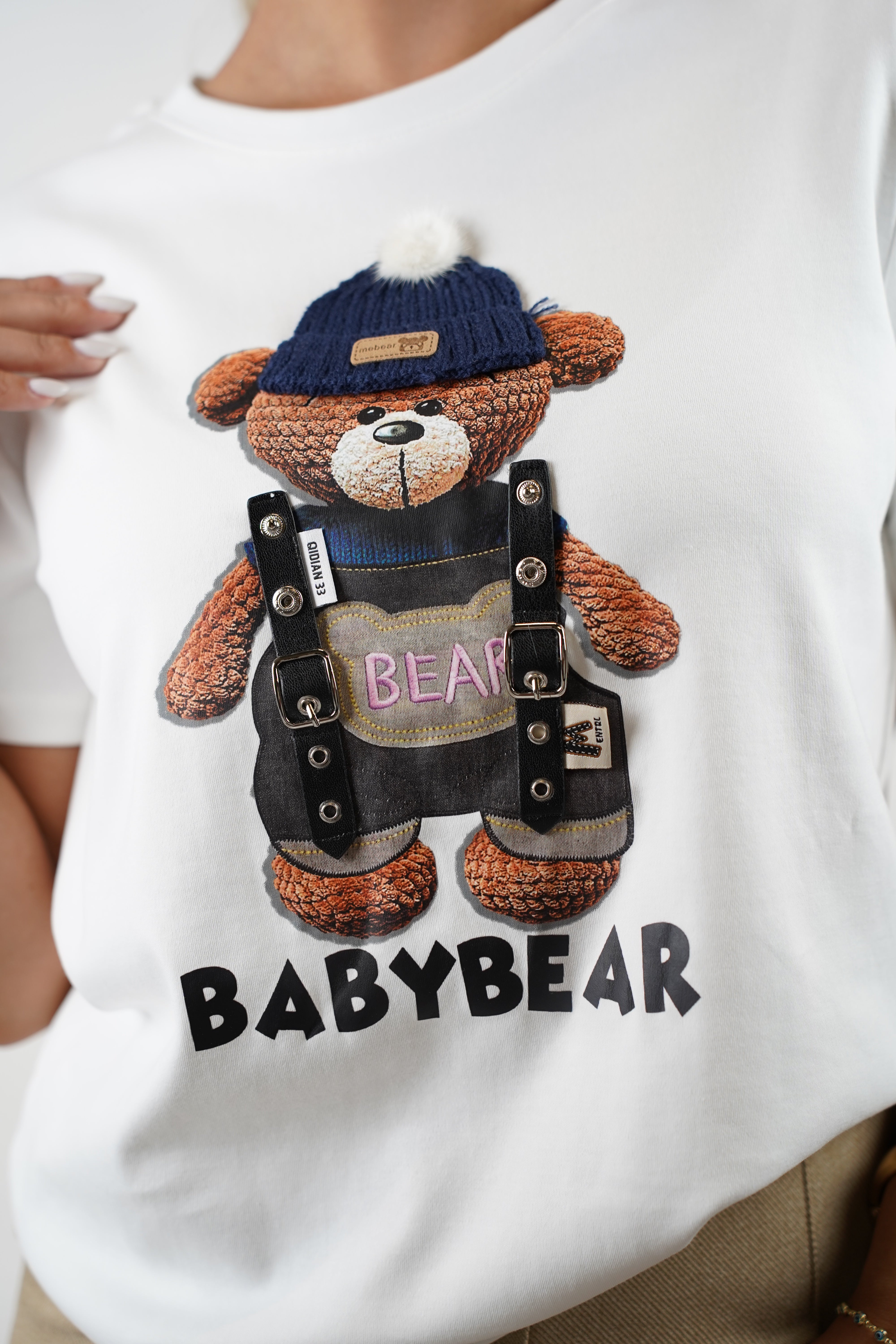 Yanel Baby Bear Graphic Top – Soft White Tee with 3D Bear and Streetwear Vibes
