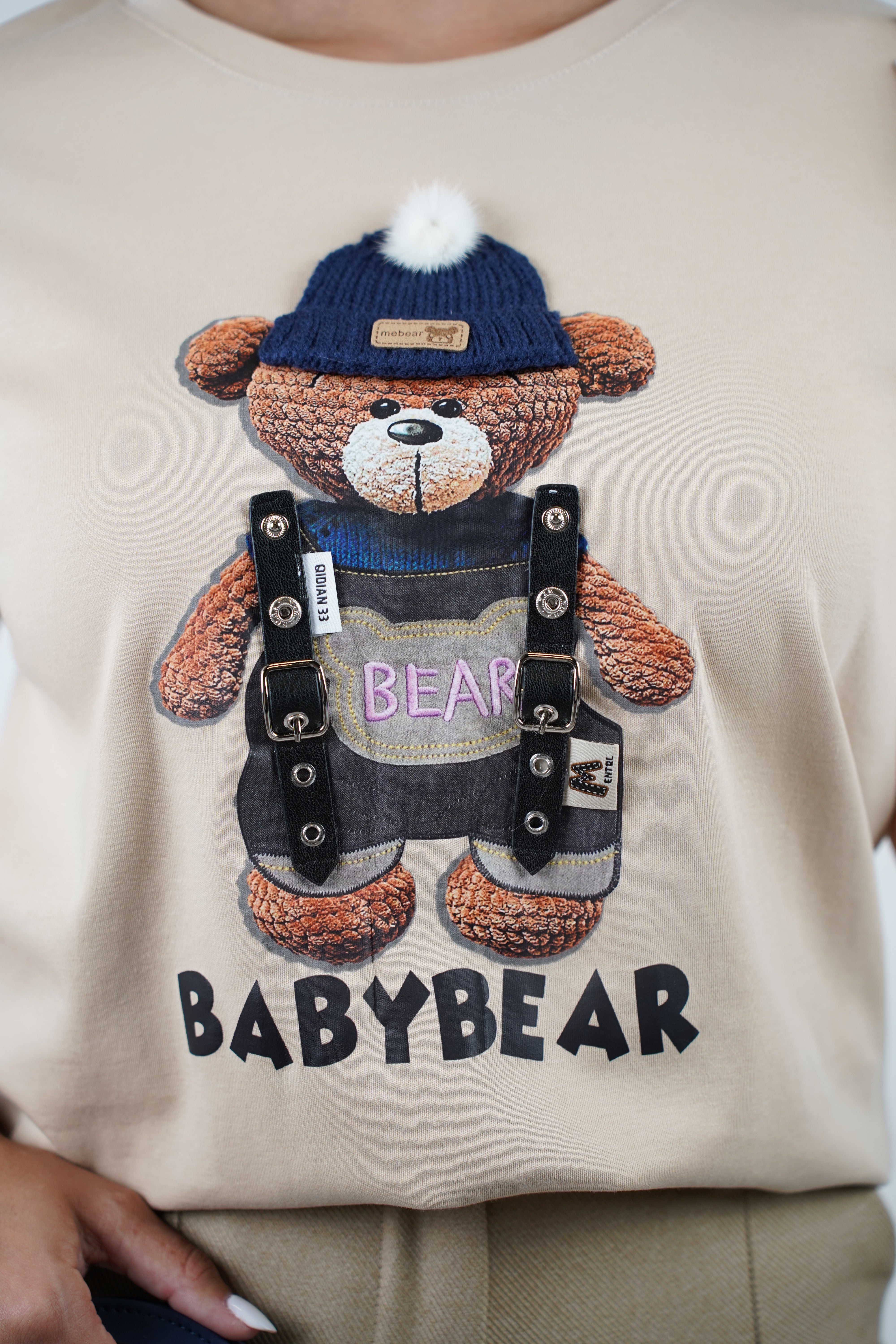 Yanel Baby Bear Graphic Top – Soft White Tee with 3D Bear and Streetwear Vibes