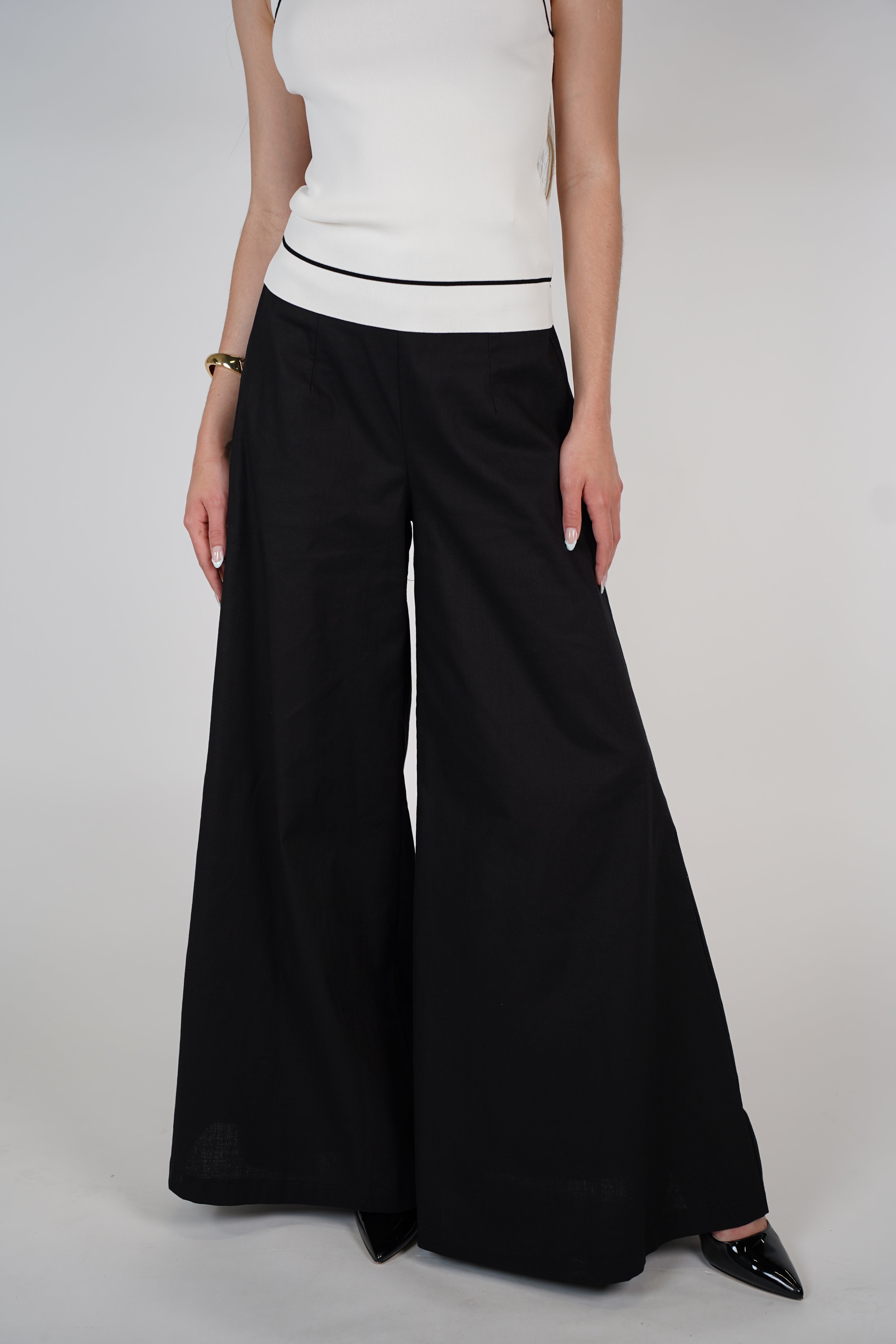 Jina Flowy Pants – Crisp Wide-Leg Statement