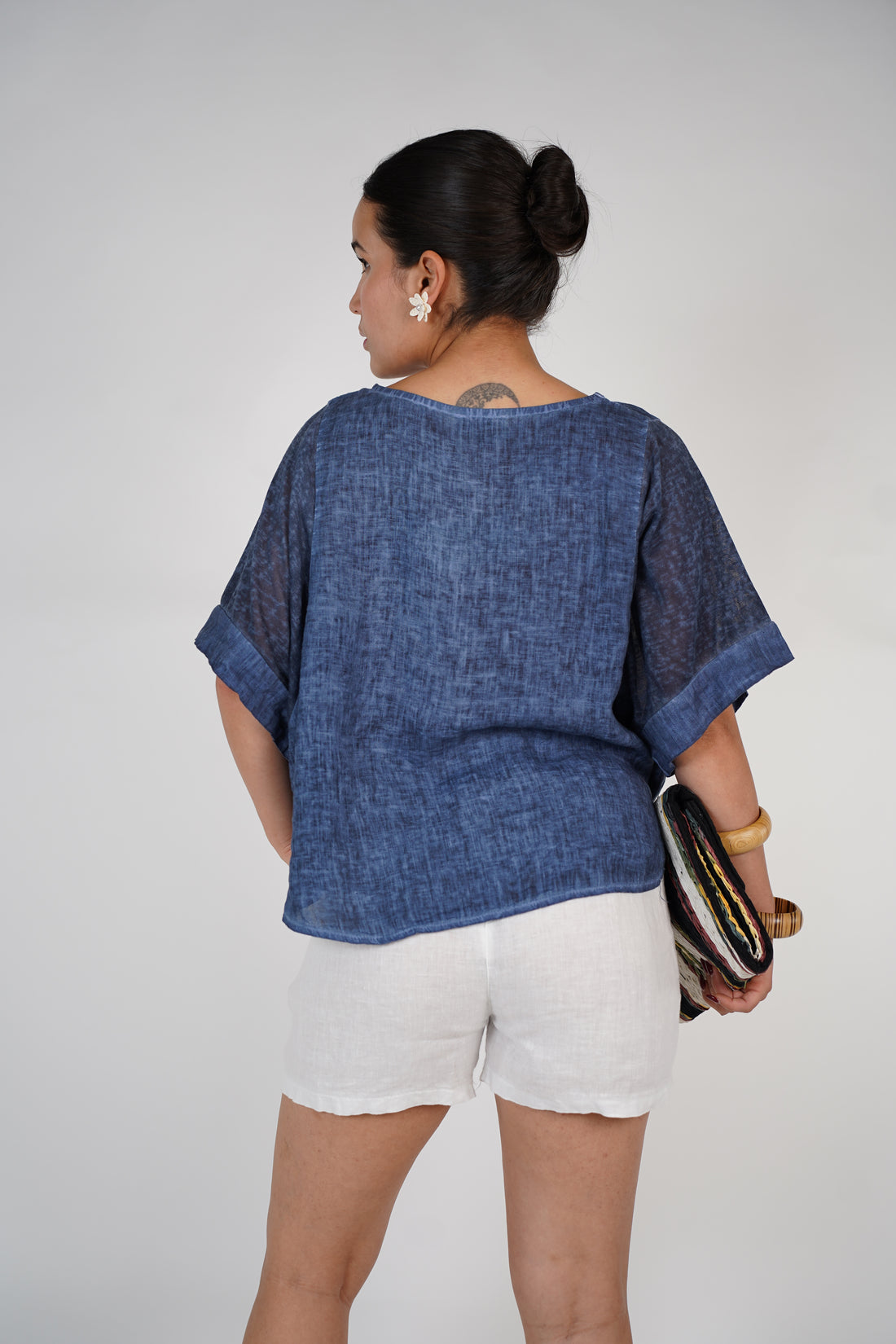 Evara Soft Top – Relaxed Blue Linen-Blend Blouse