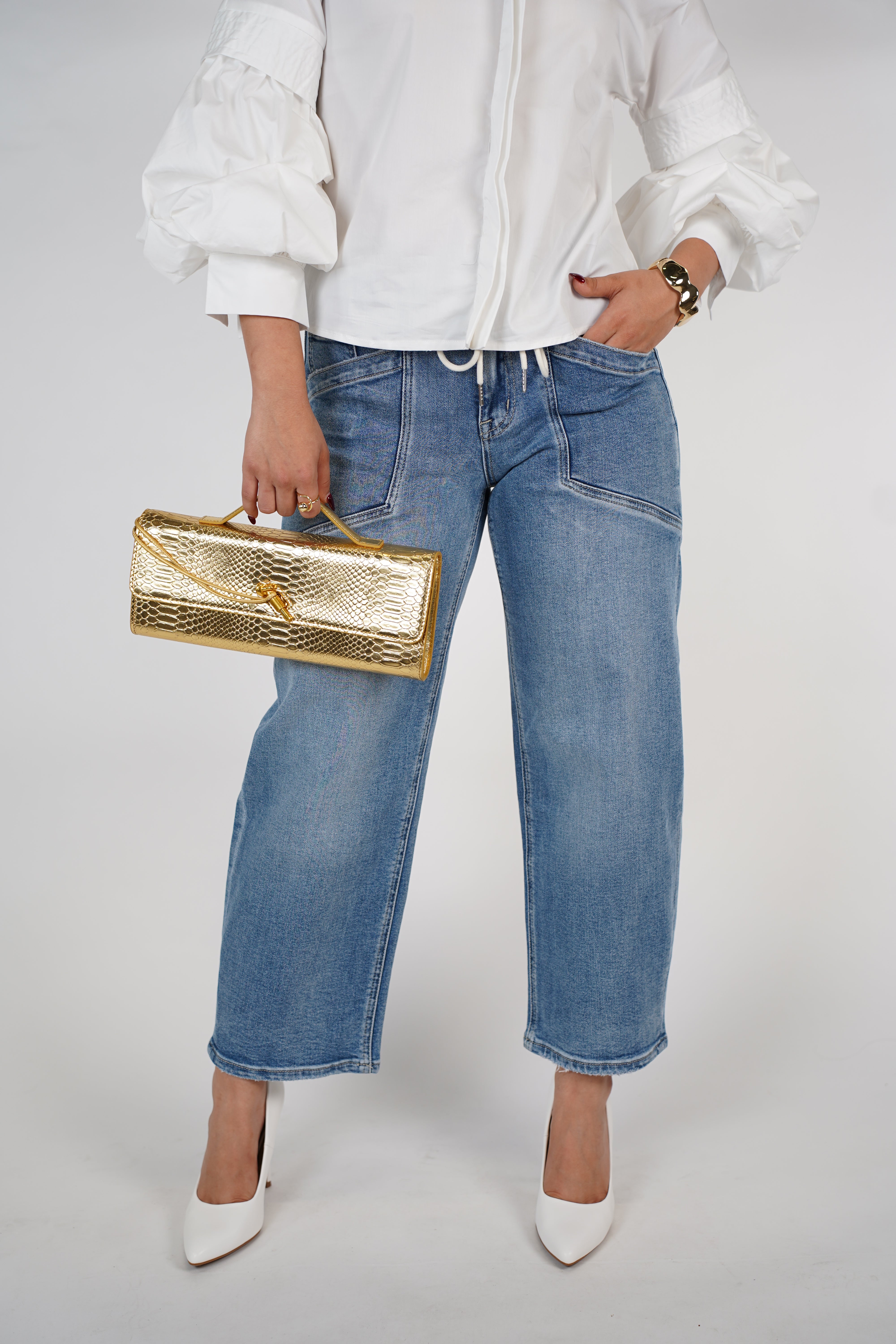 Zeyra Barrel Jeans – Light Wash Mid-Rise Denim with Sculpted Leg