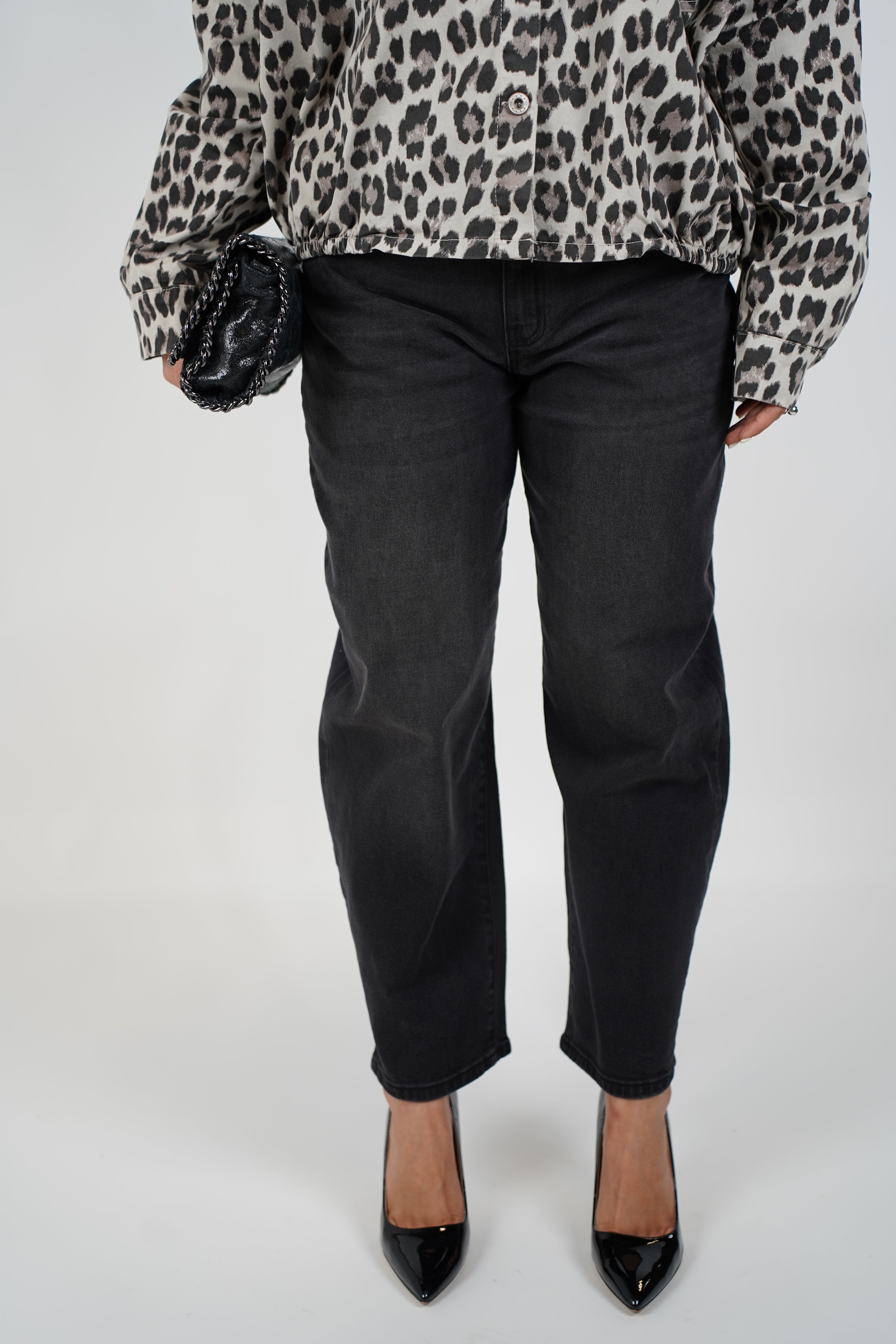 Jolie Barrel Jeans – Sleek Black Denim with a Modern Cut