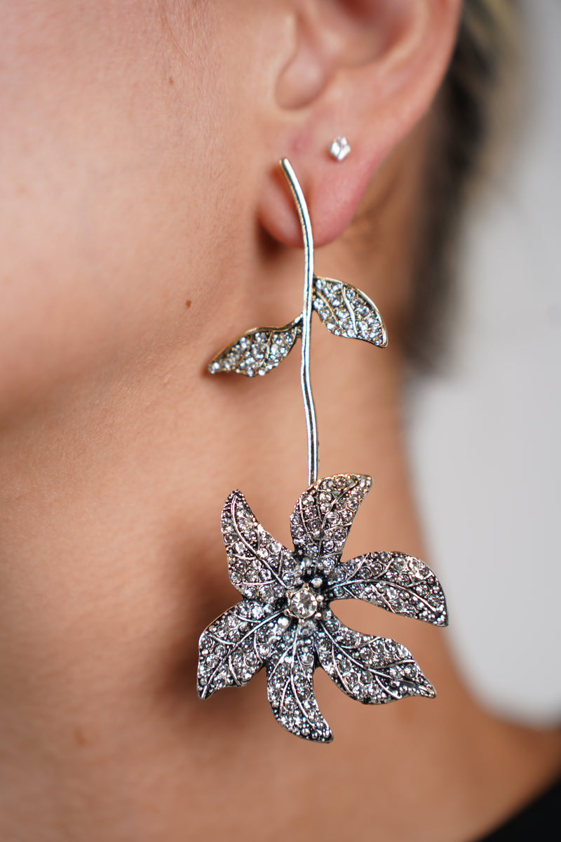 Vetra Flower Earrings – Sparkling Elegance in Full Bloom