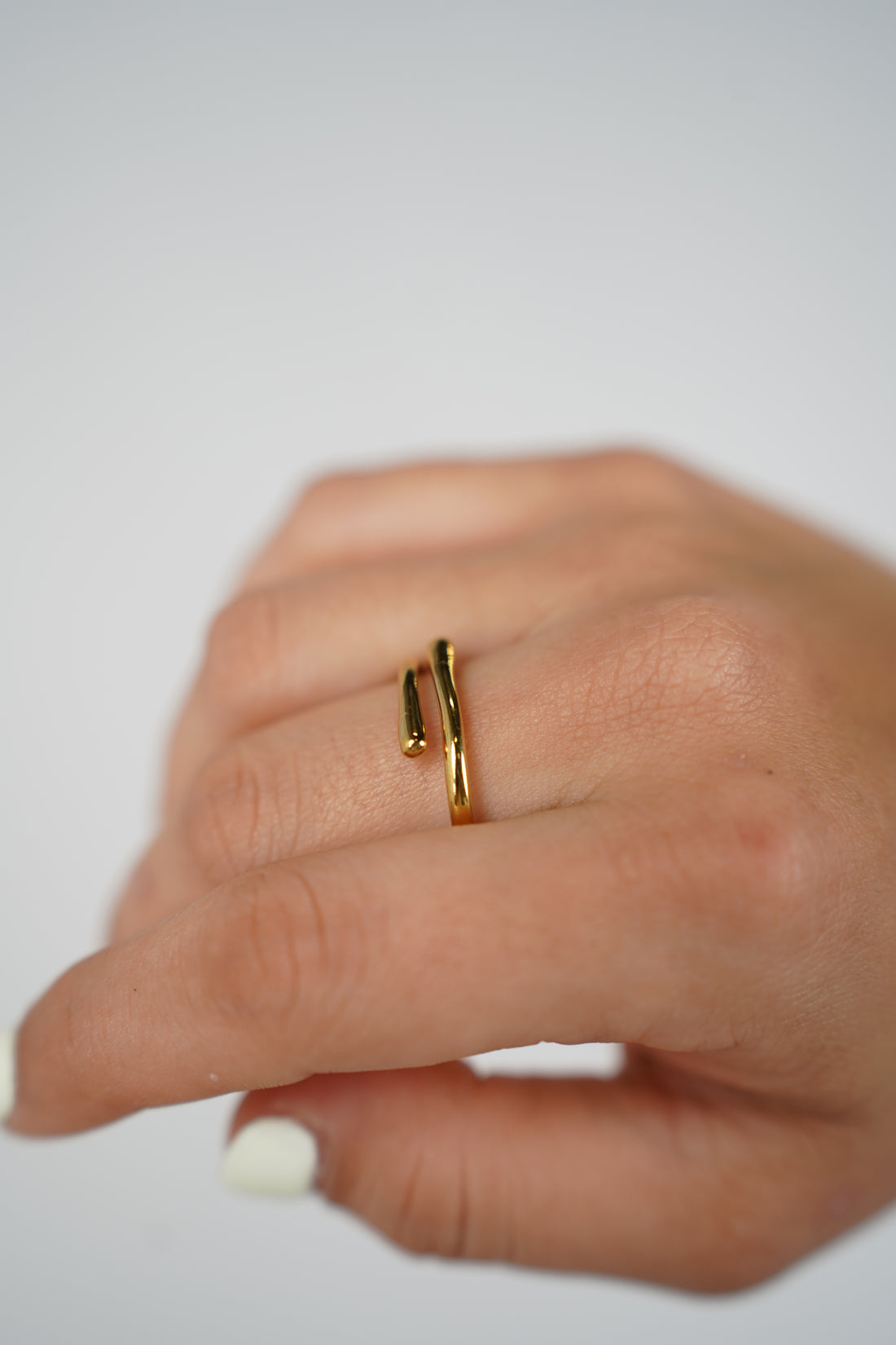 Vivi Thin Ring – Minimalist Open Gold Band