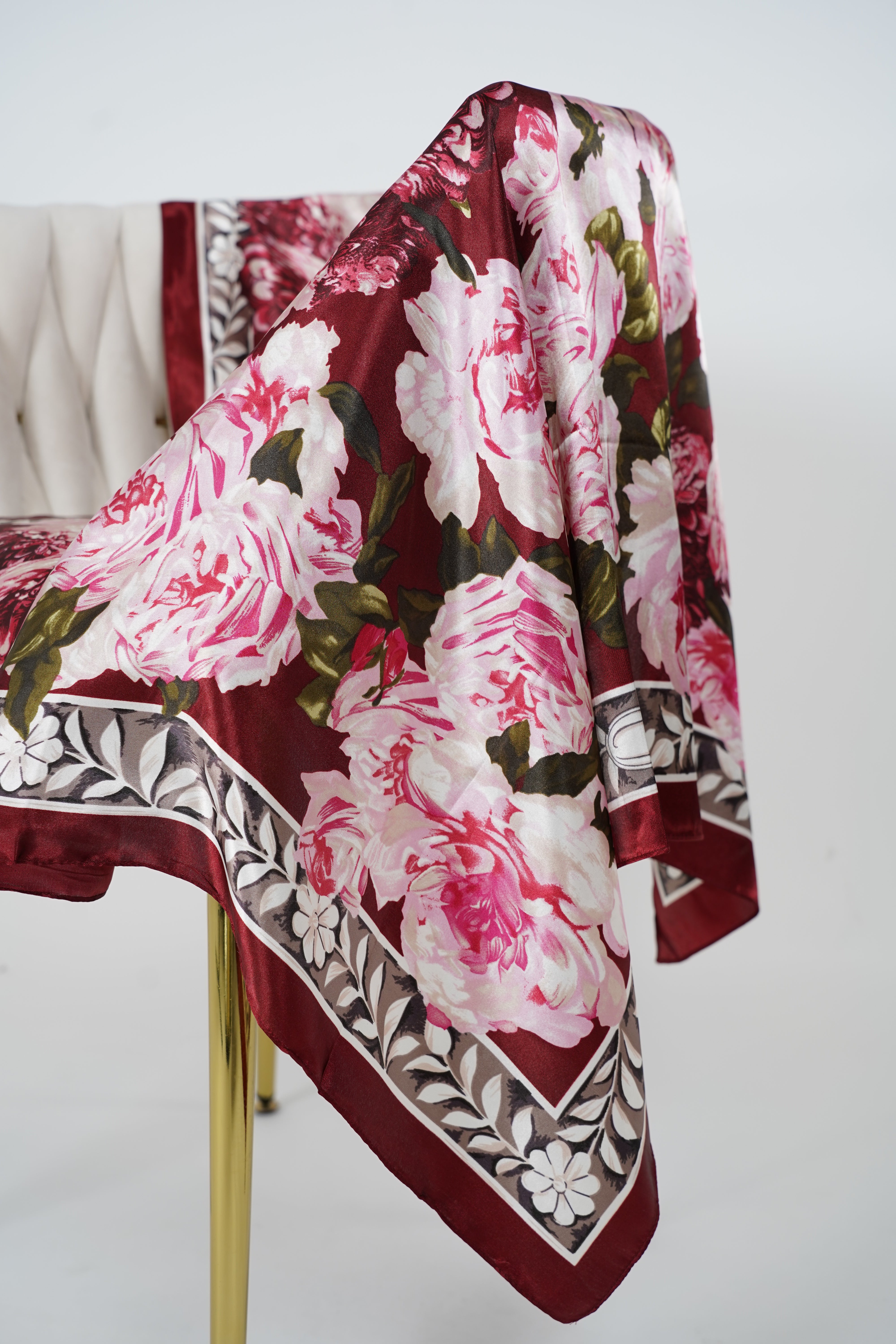 Versatile Patterned Scarf – Multi-Way Styling Accessory