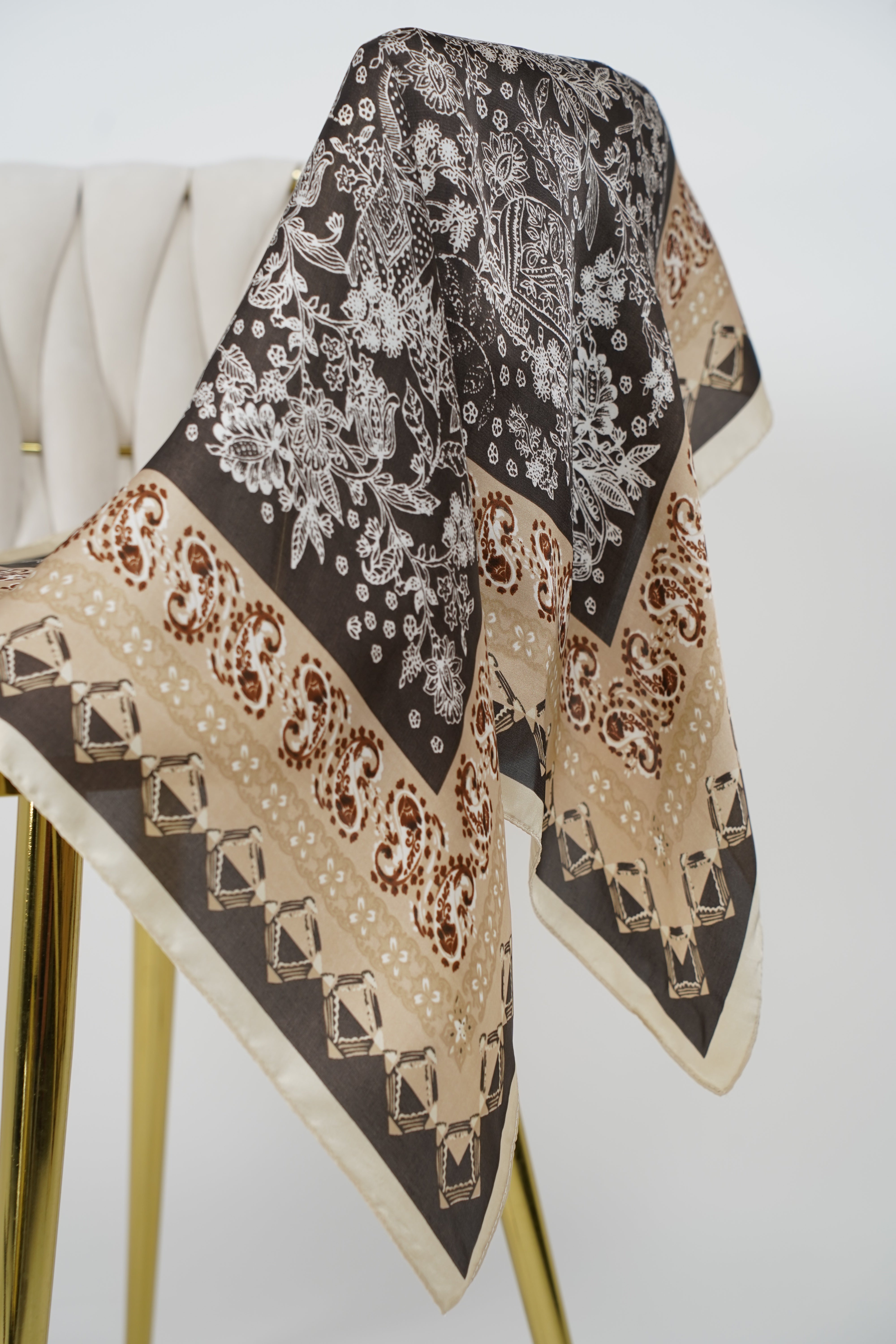 Versatile Patterned Scarf – Multi-Way Styling Accessory