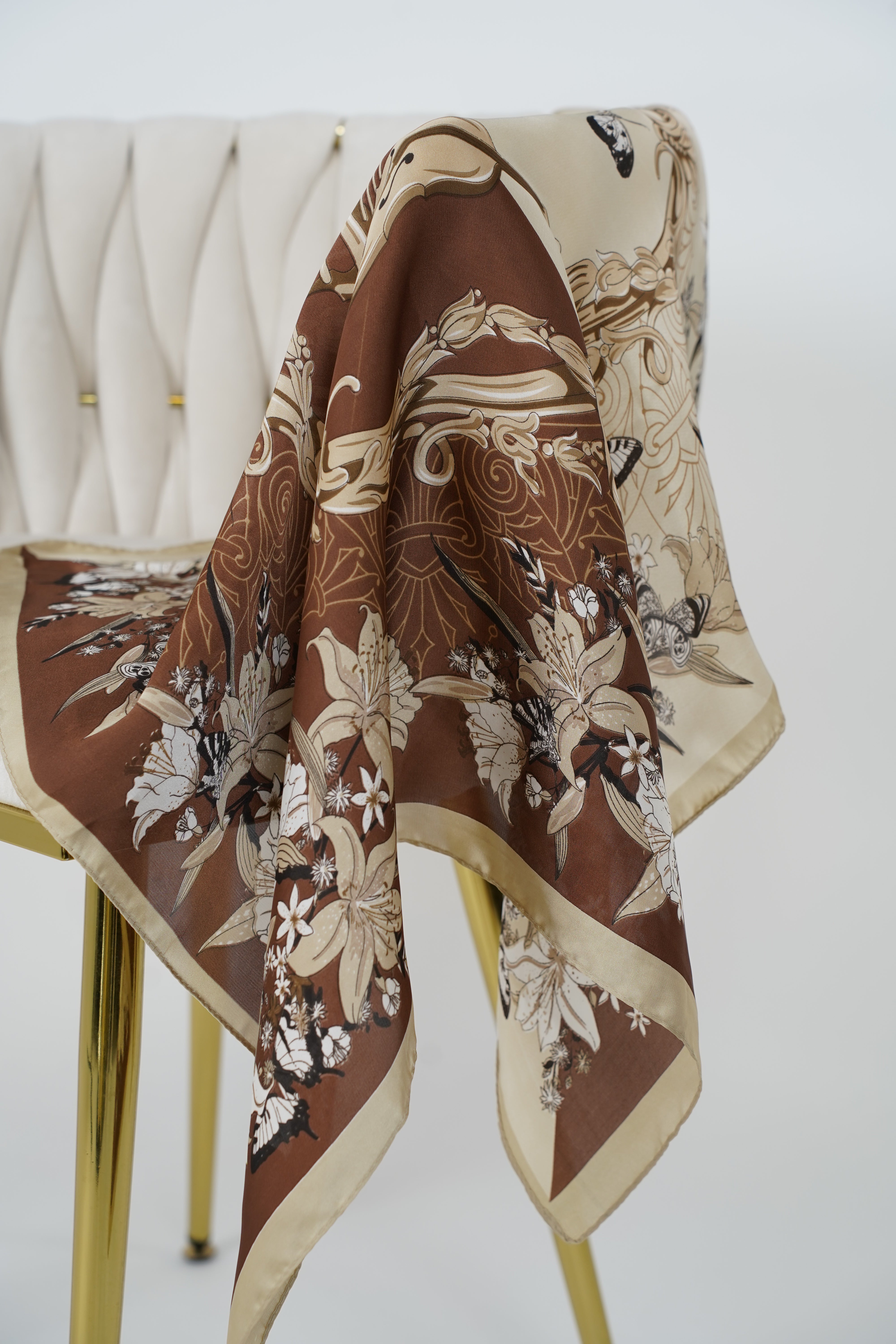 Versatile Patterned Scarf – Multi-Way Styling Accessory