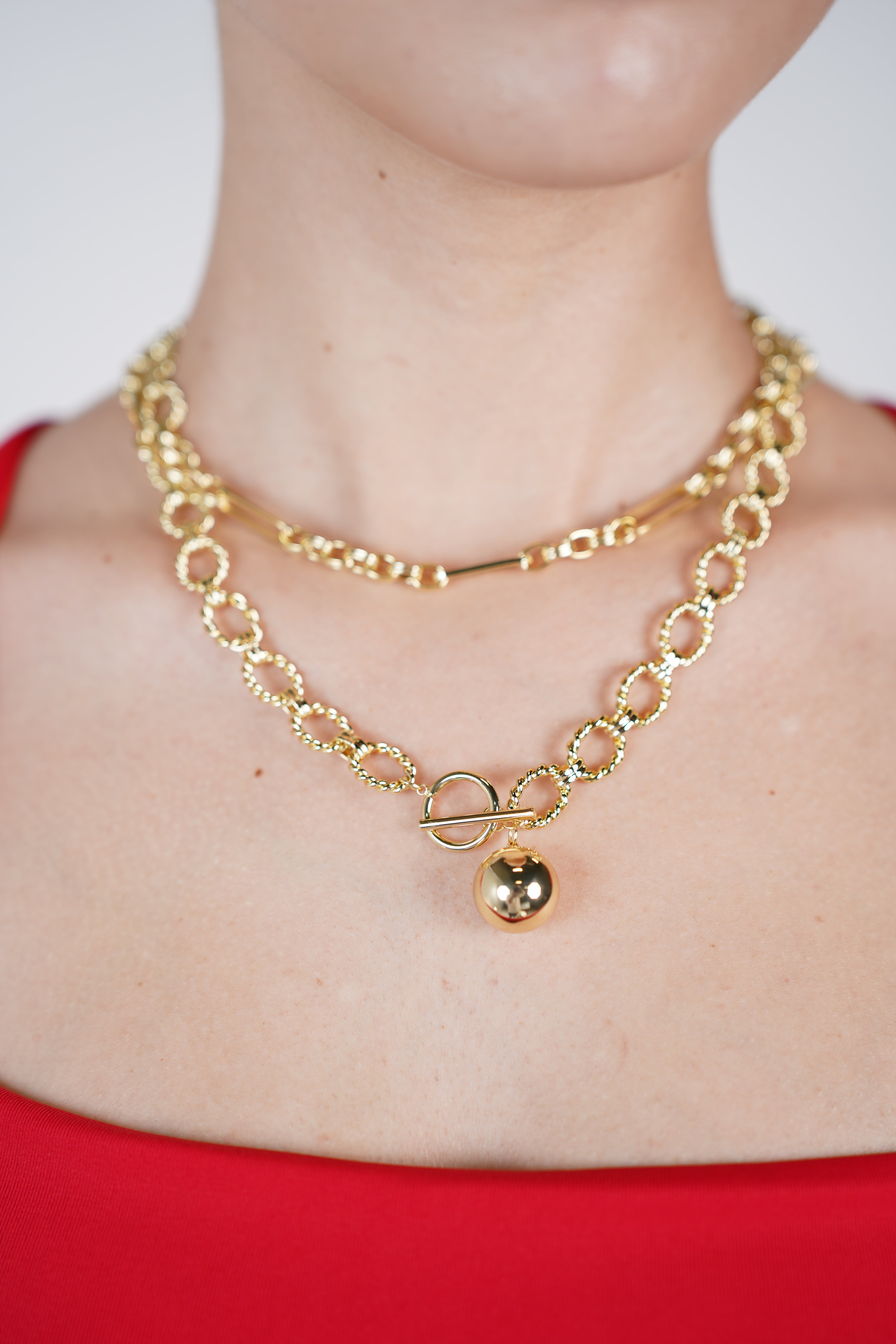 Luzia Necklace – Textured Link Chain with Bold Gold Pendant