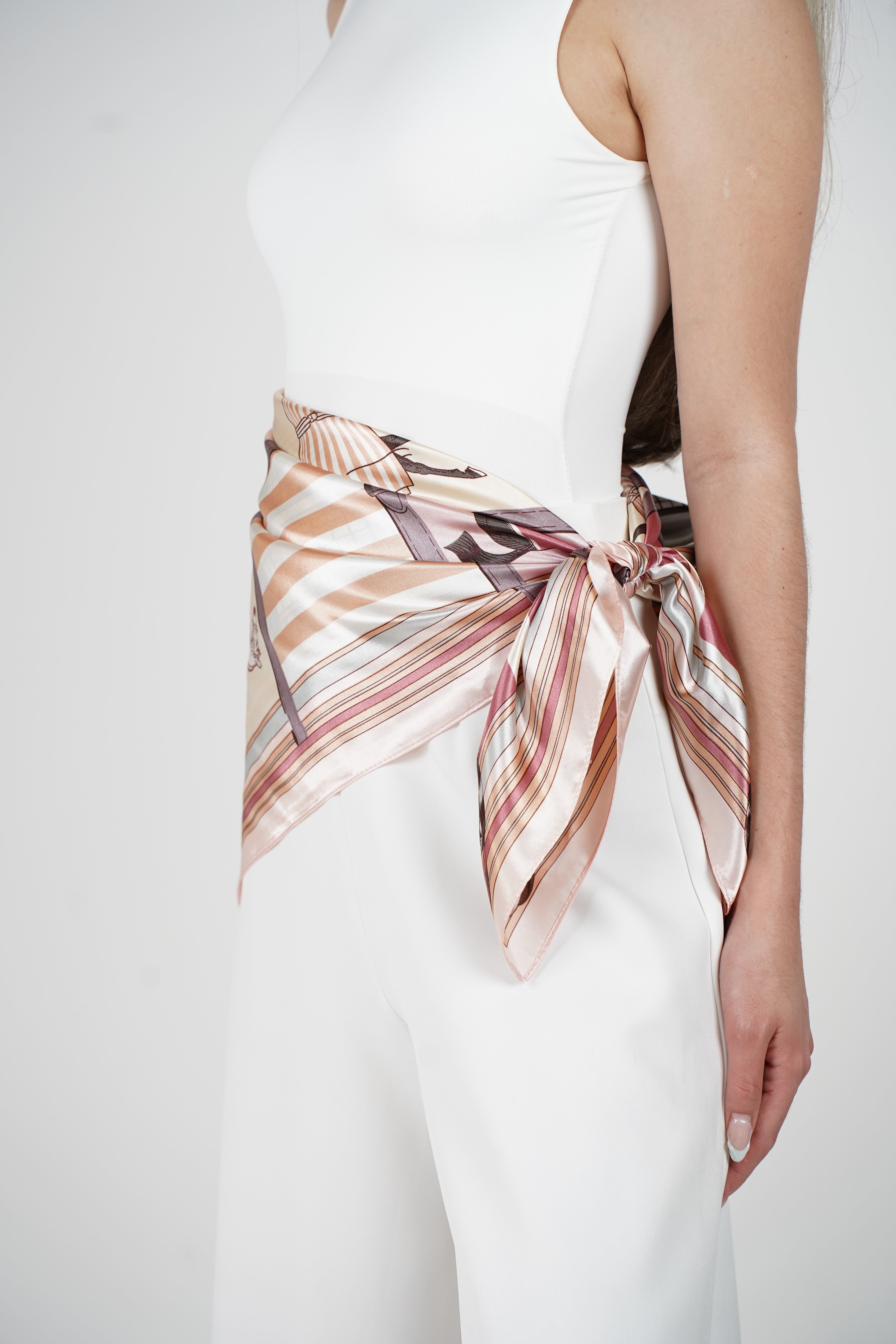 Versatile Patterned Scarf – Multi-Way Styling Accessory