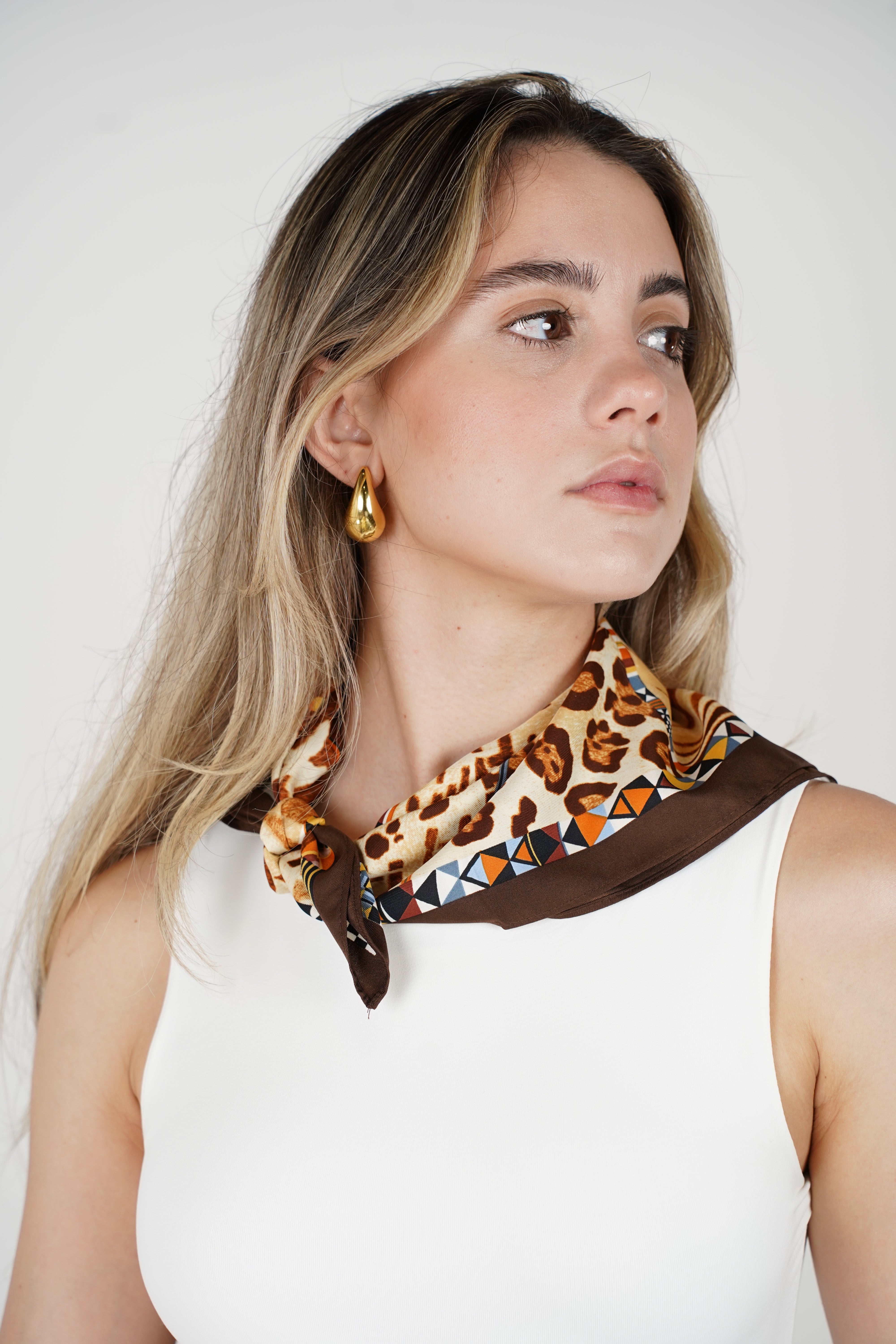 Versatile Patterned Scarf – Multi-Way Styling Accessory