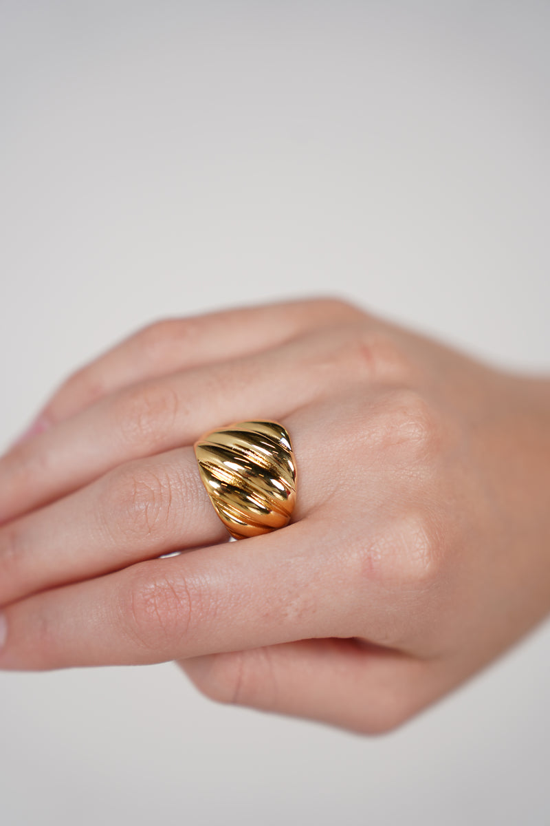 Marea Chunky Ring – Bold Wave Texture