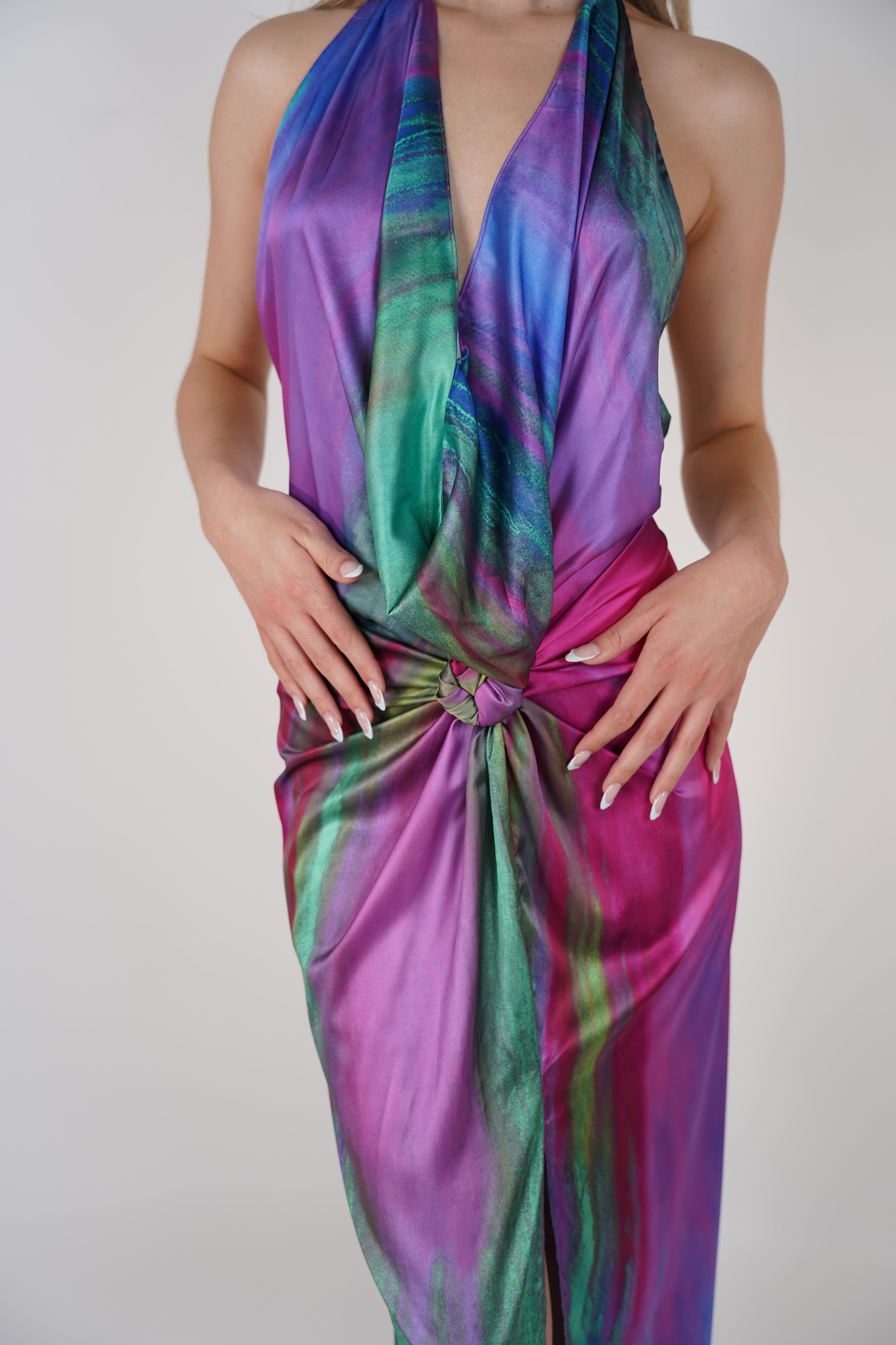 Savi Silk Maxi Dress – Multicolor Glamour with a Flowy Twist