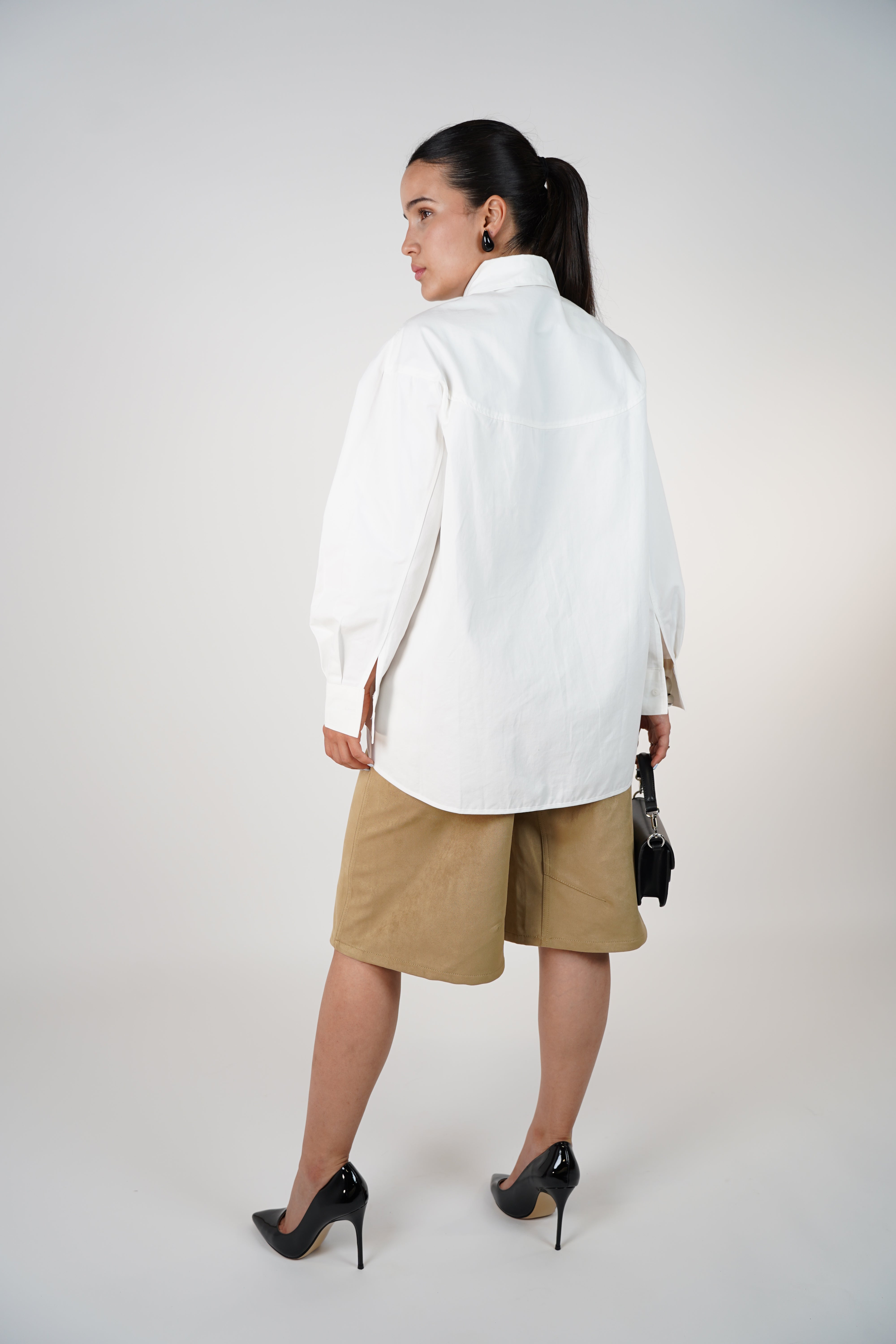 Sıra Suede Bermudas – Chic Tailored Shorts in Neutral Tones