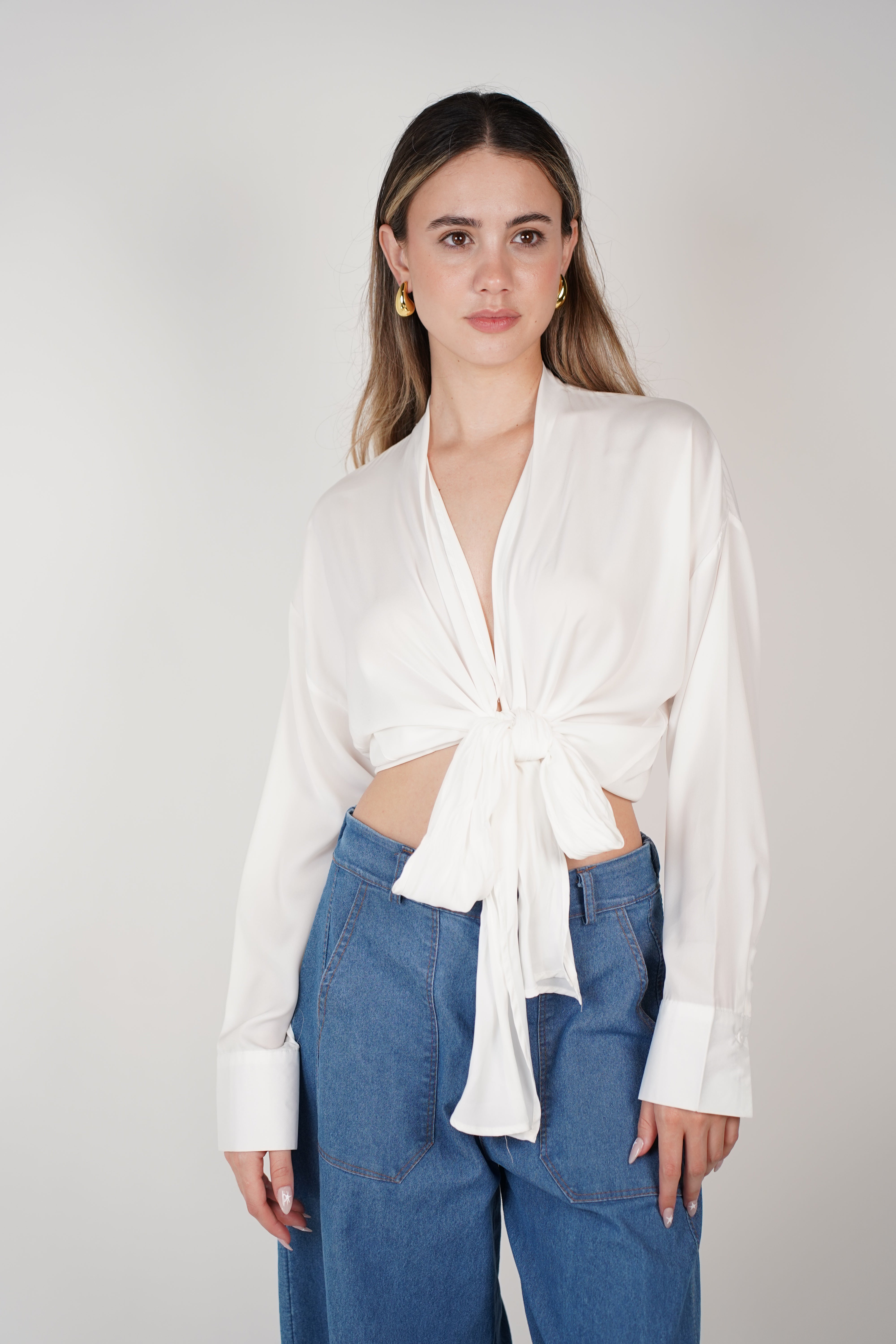 Blusa glamurosa con cuello en V y nudo