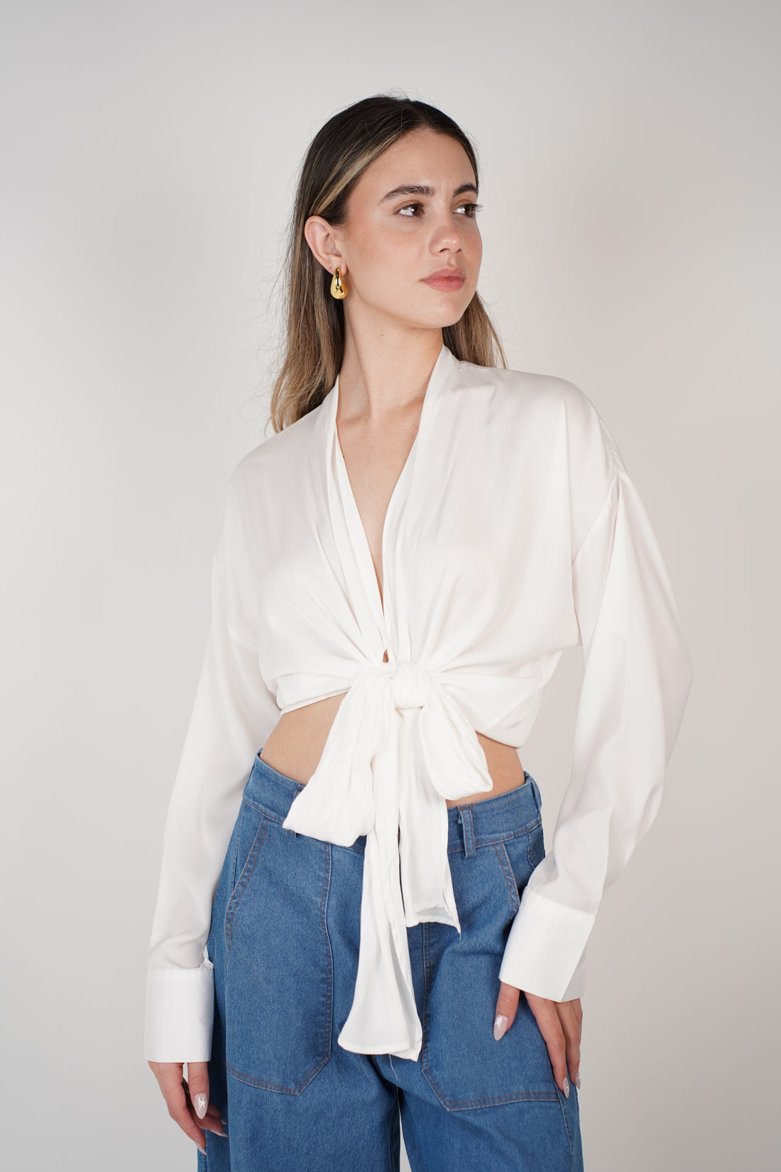 Blusa glamurosa con cuello en V y nudo