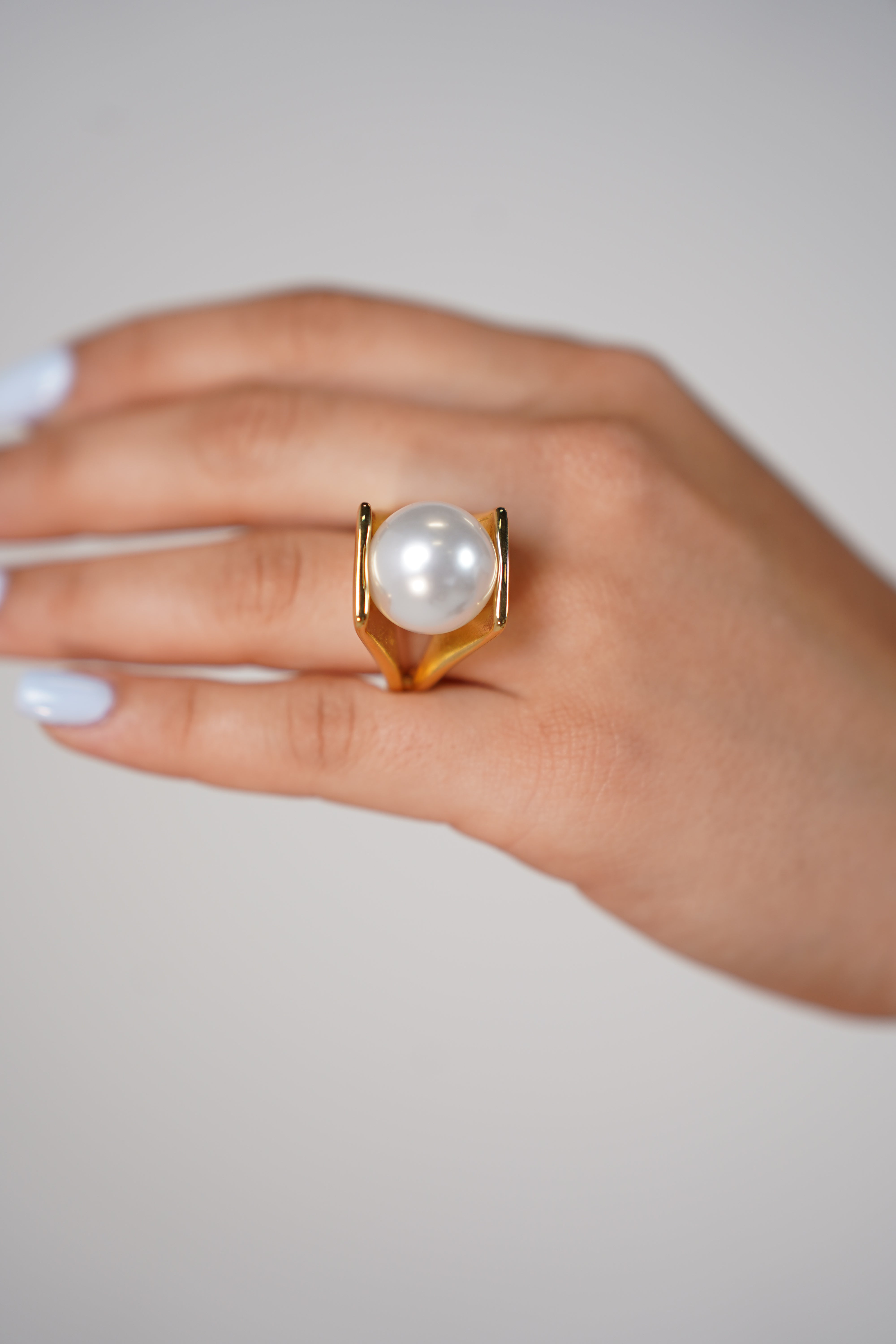 Ely Pearl Ring – Sculptural Gold Ring with Statement Pearl