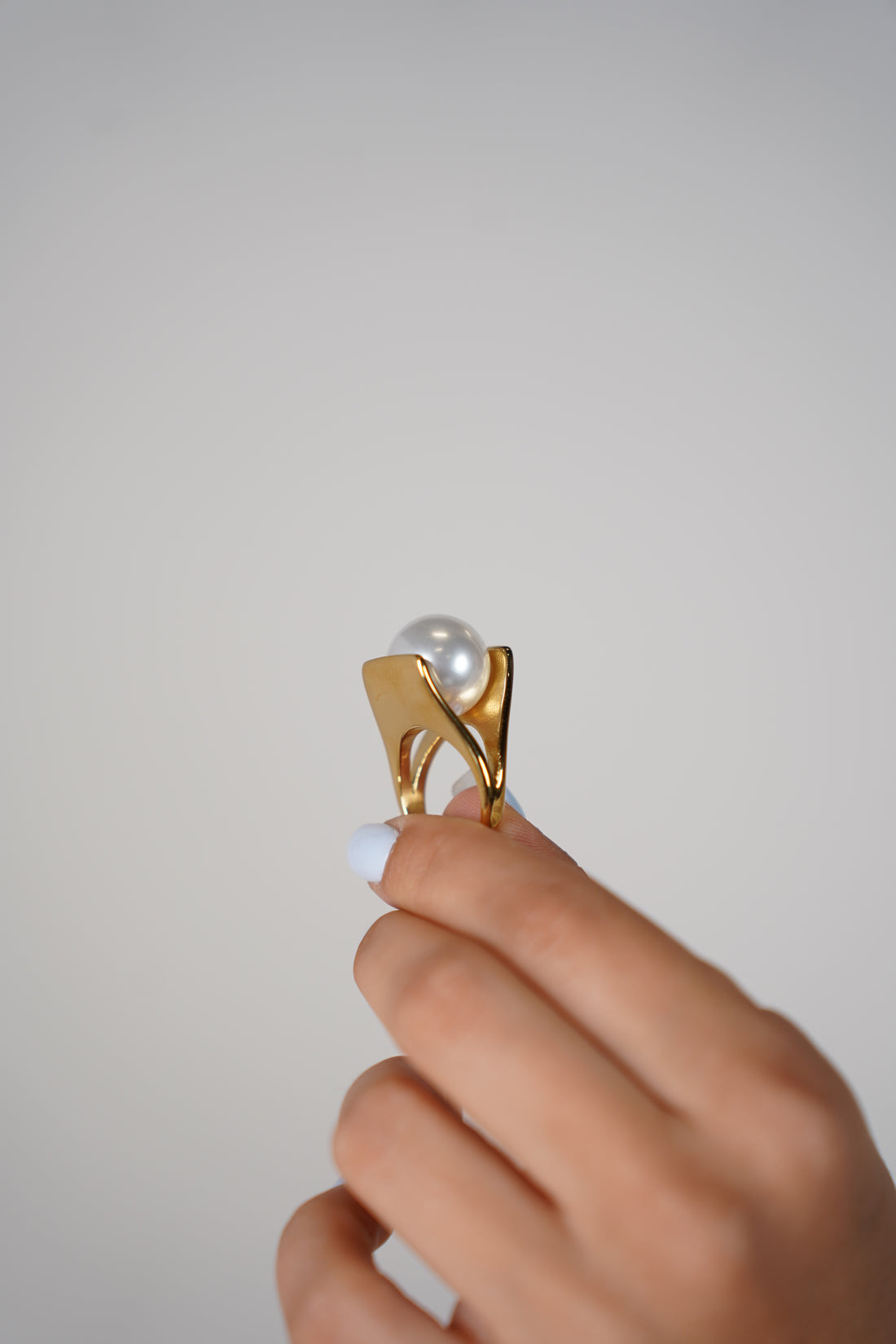 Ely Pearl Ring – Sculptural Gold Ring with Statement Pearl